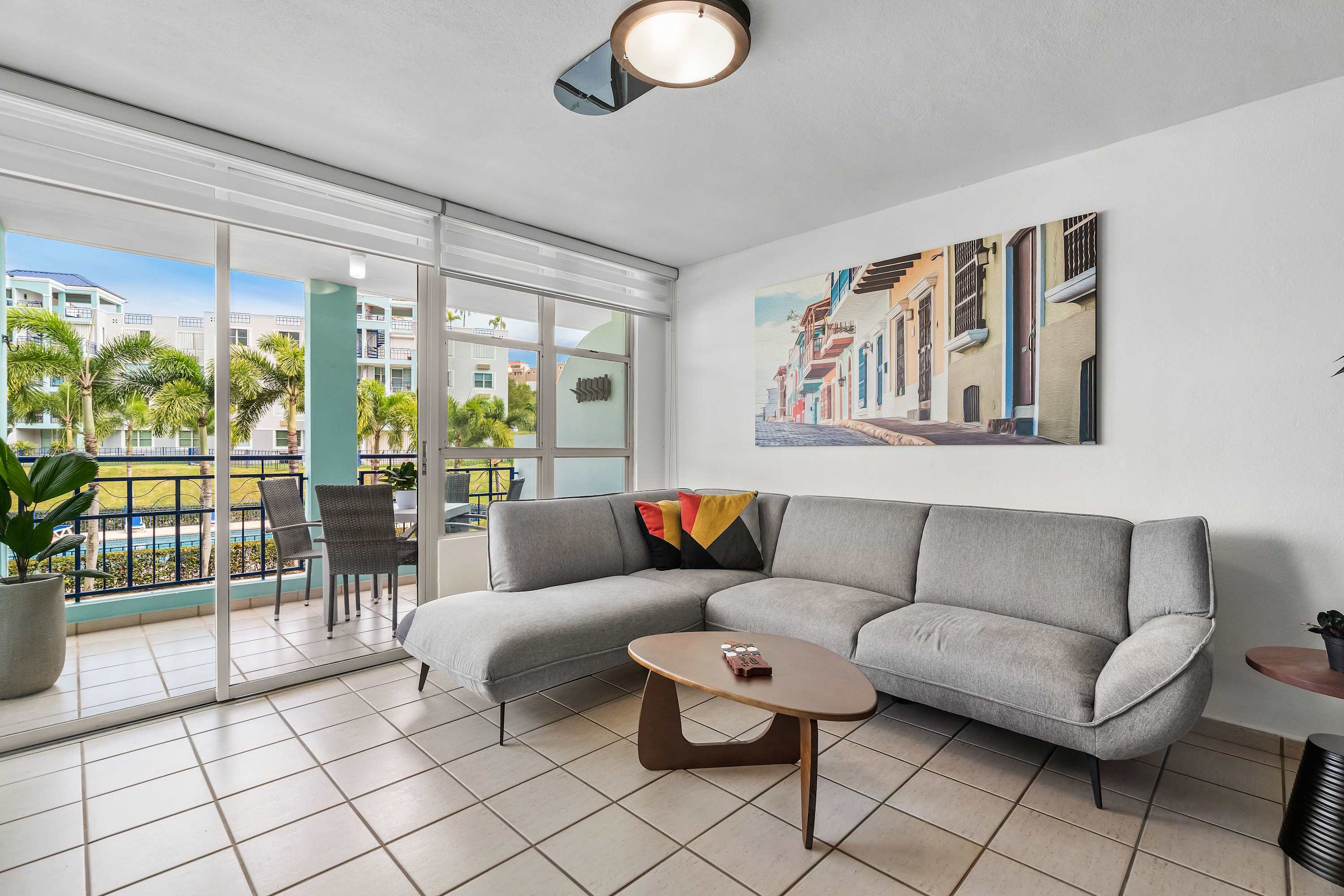 Modern Chic Retreat | Near Ferry & Beach | Pool