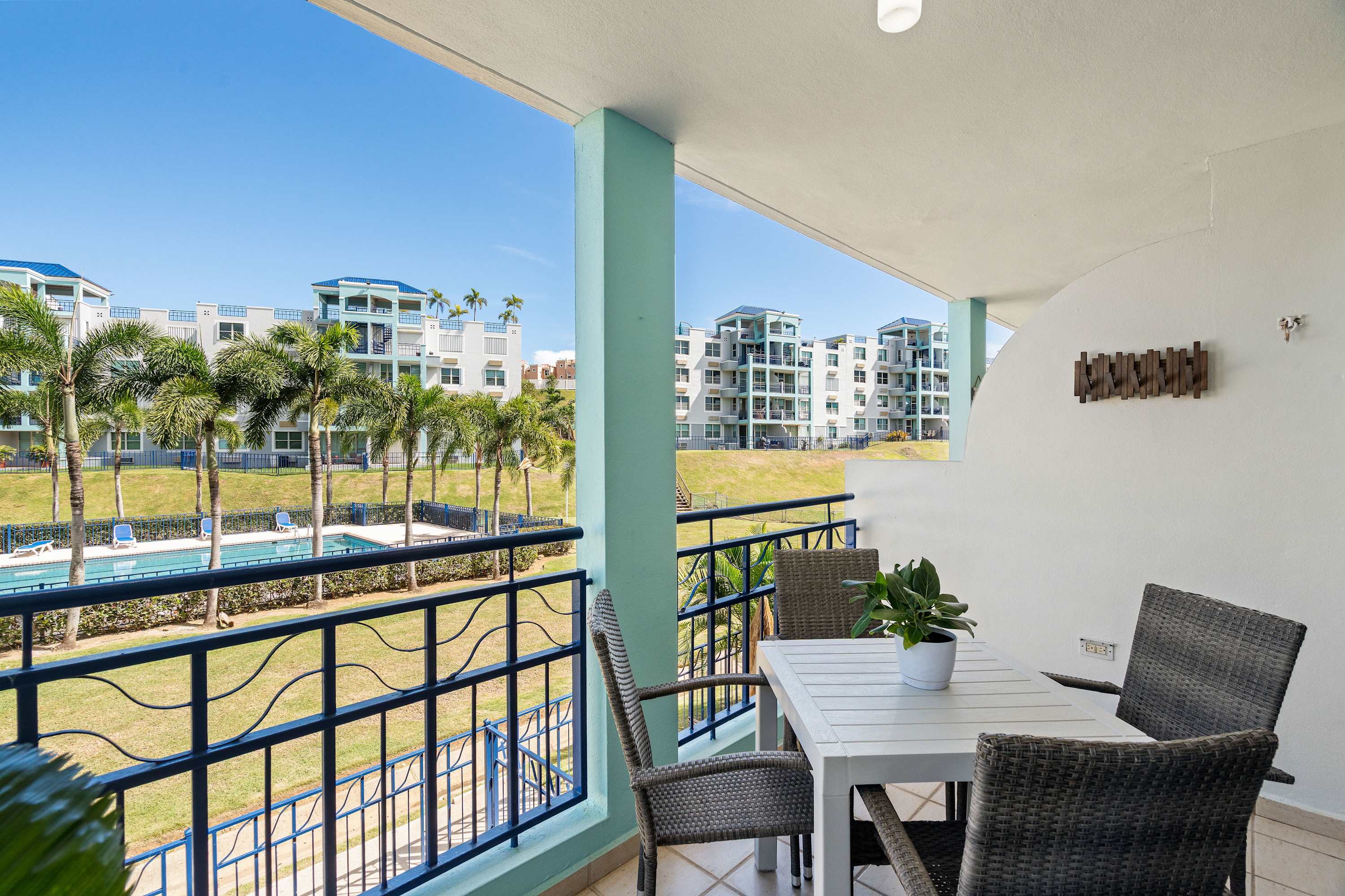 Modern Chic Retreat | Near Ferry & Beach | Pool