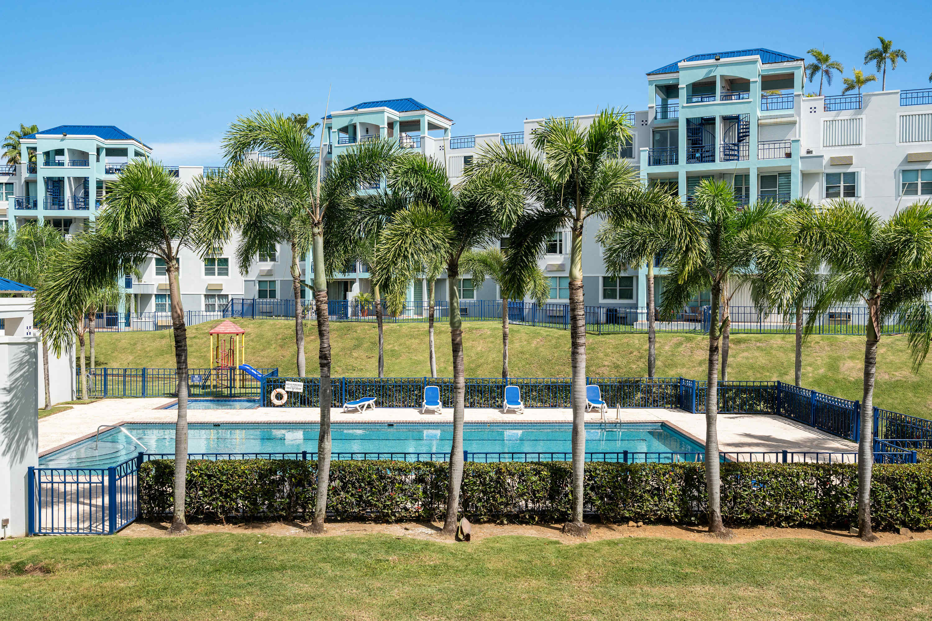 Modern Chic Retreat | Near Ferry & Beach | Pool