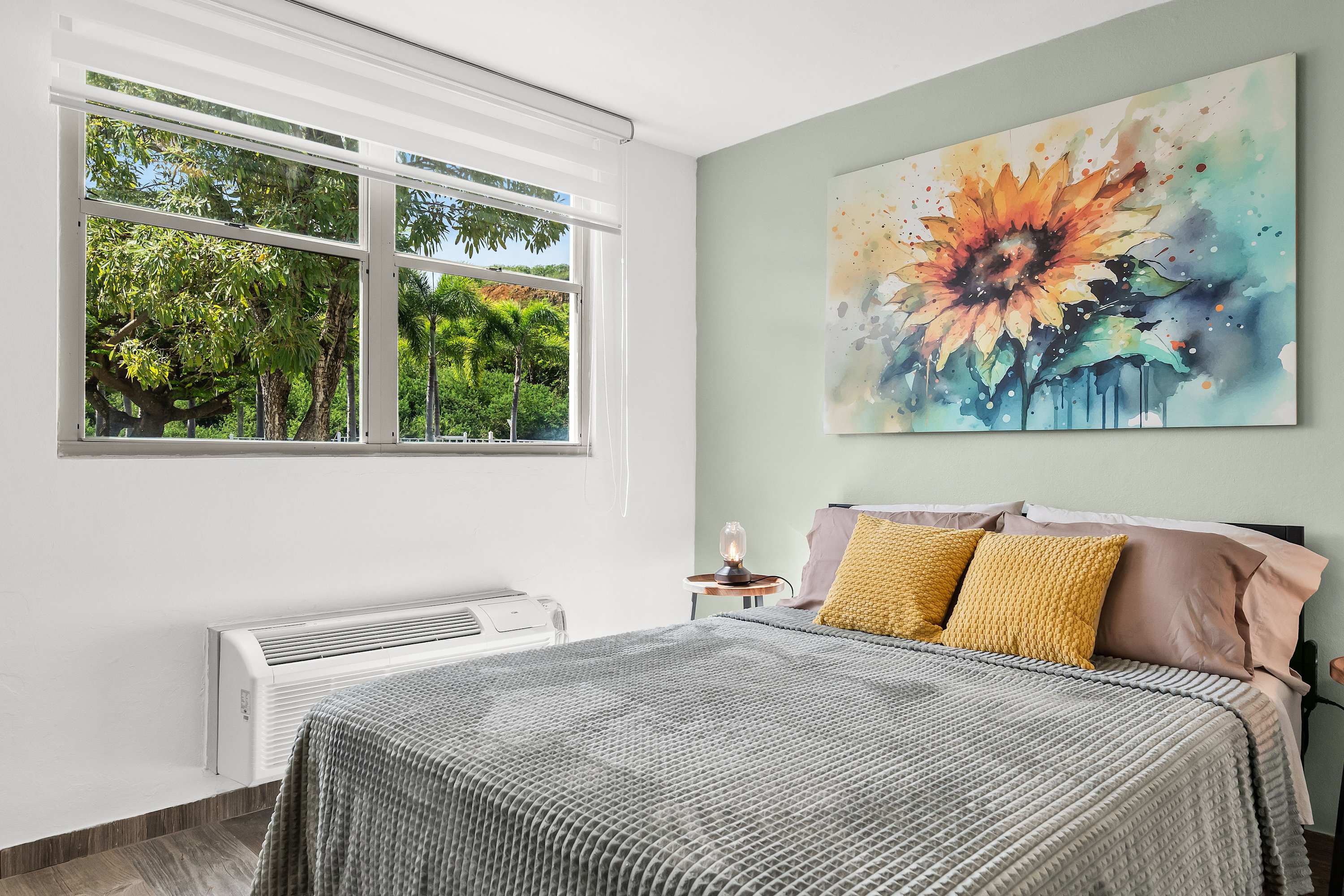 Modern Chic Retreat | Near Ferry & Beach | Pool