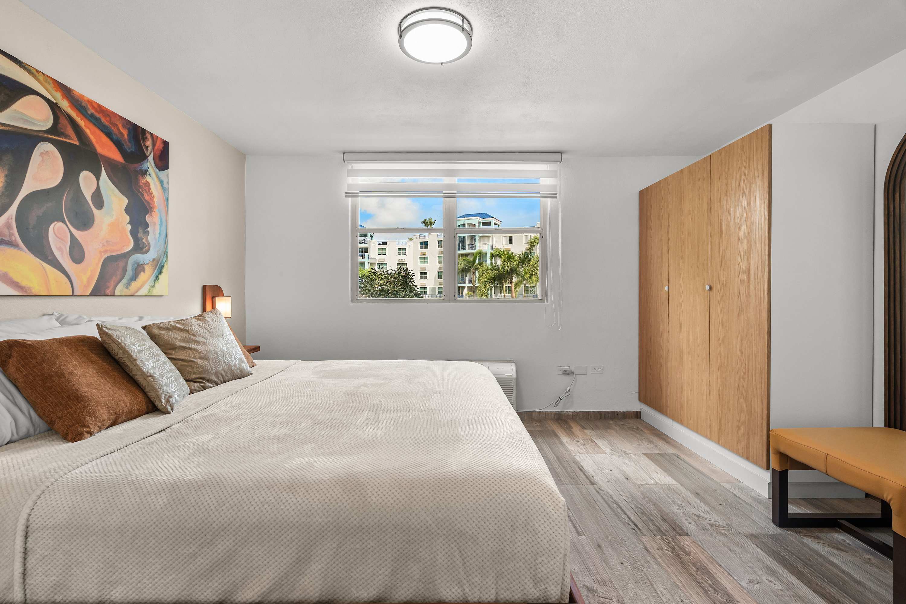 Modern Chic Retreat | Near Ferry & Beach | Pool