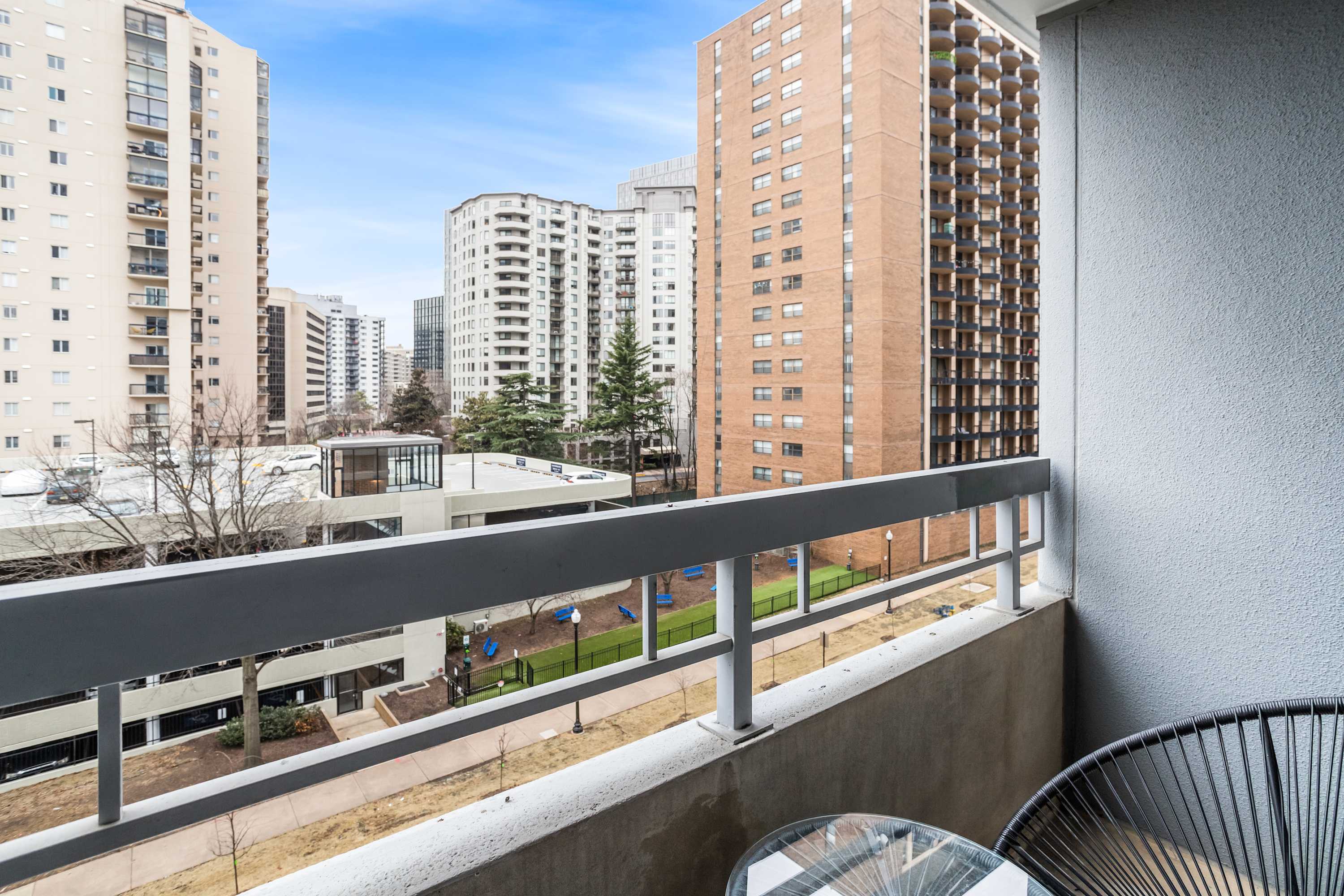 Modern Apt Walkable to Metro & Gym