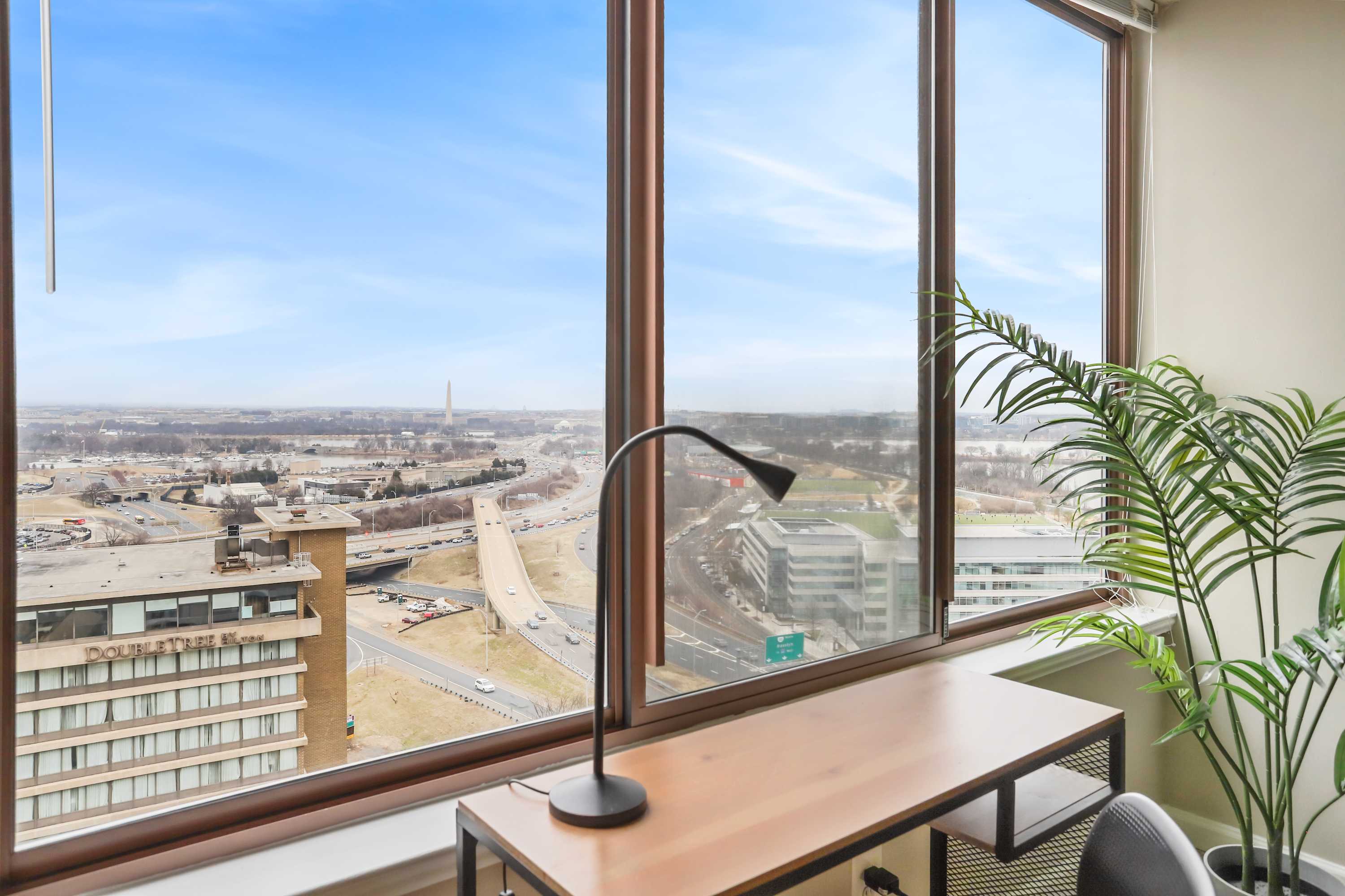 Spacious Apt Walkable to Metro - Prime Location