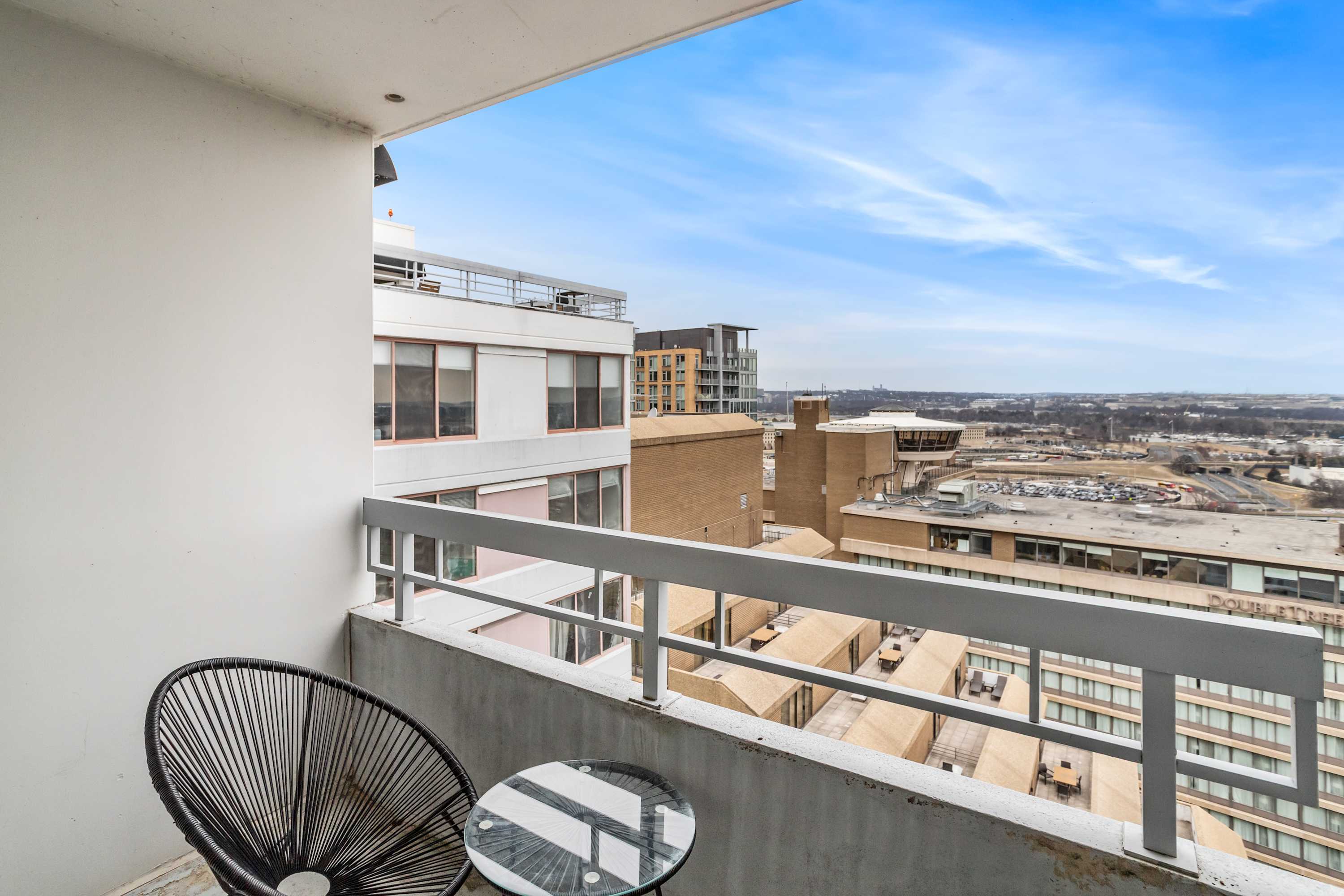 Spacious Apt Walkable to Metro - Prime Location