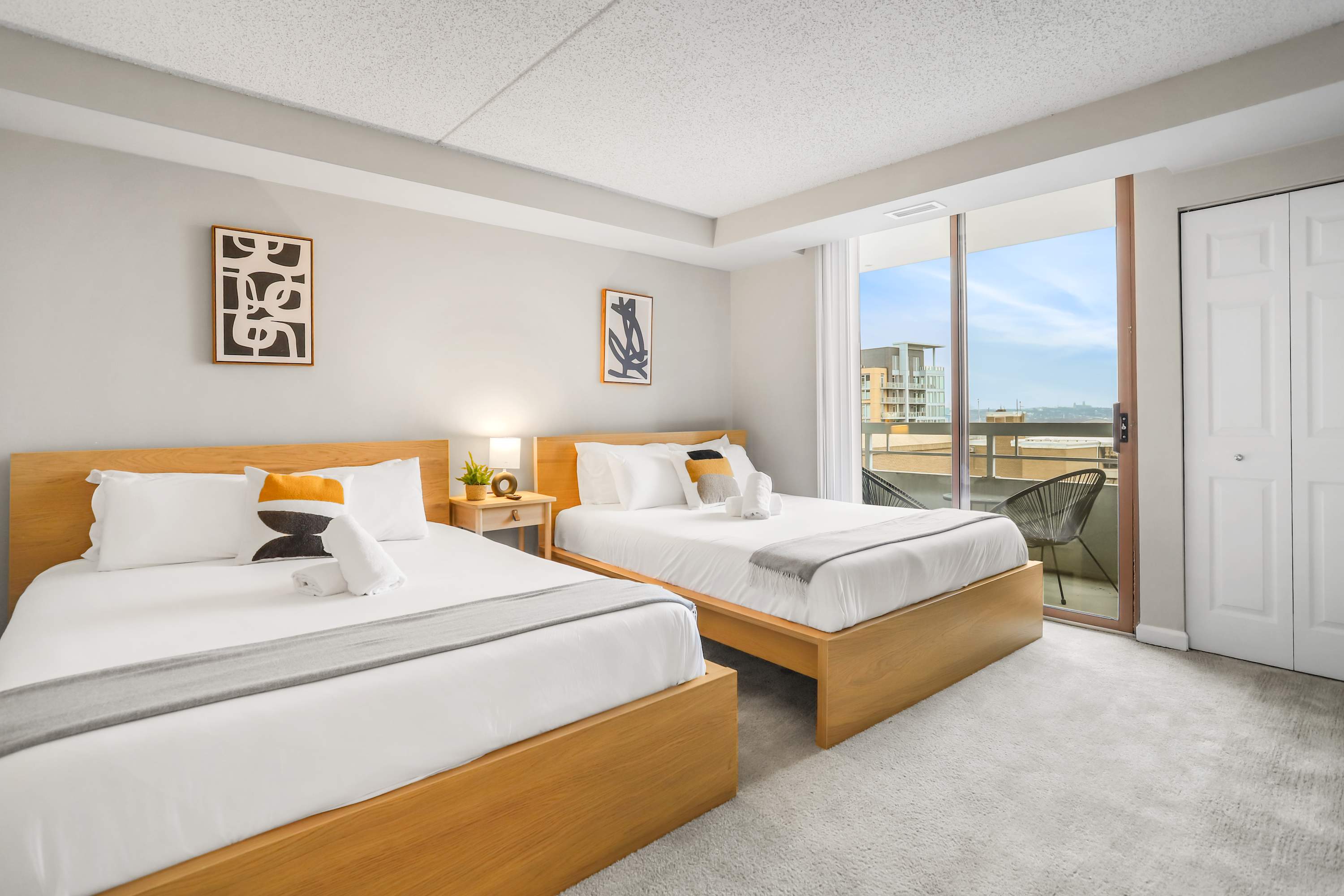 Spacious Apt Walkable to Metro - Prime Location