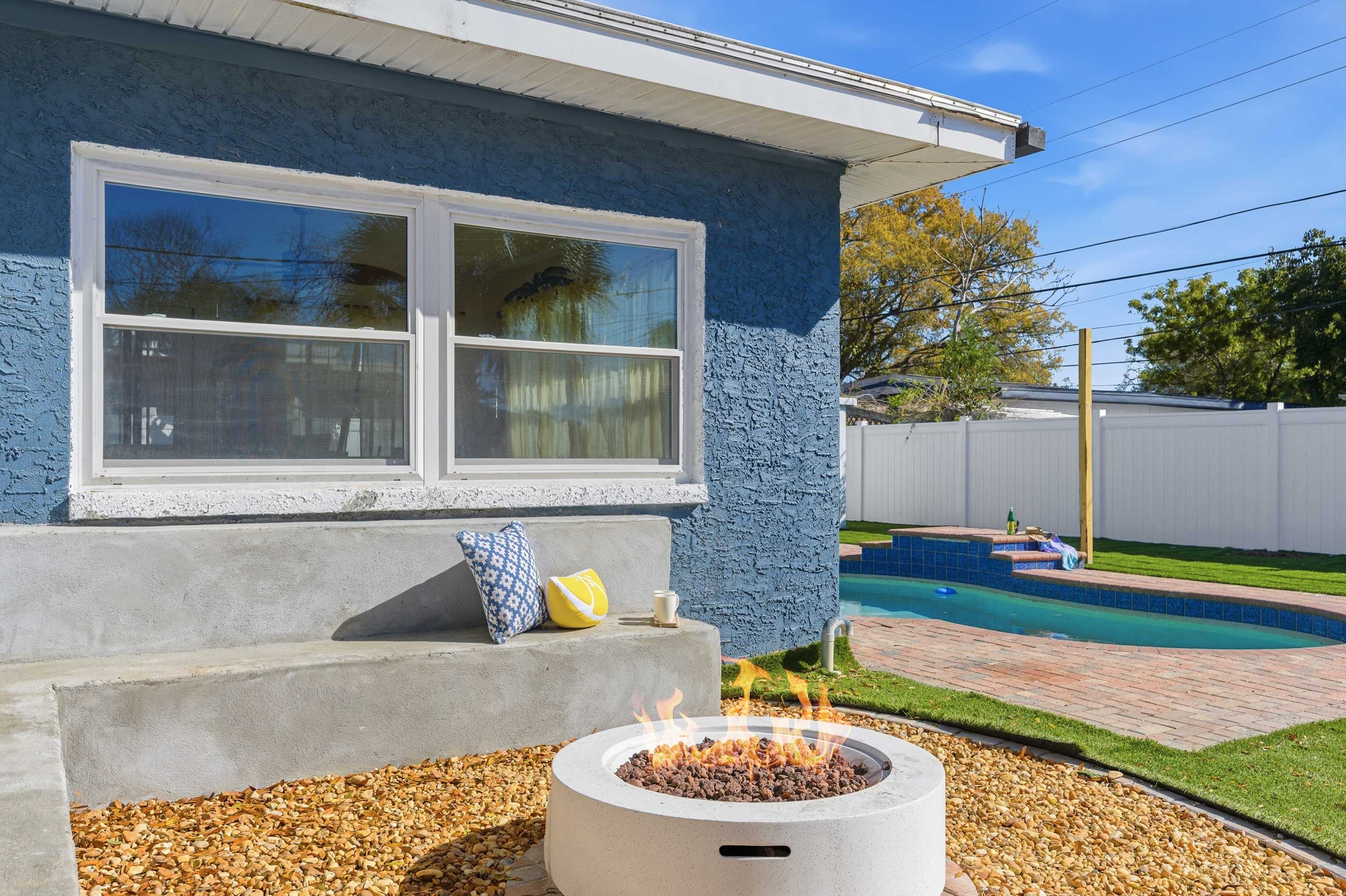 Heated Pool! Pickleball! Fire Pit! Outdoor Theatre