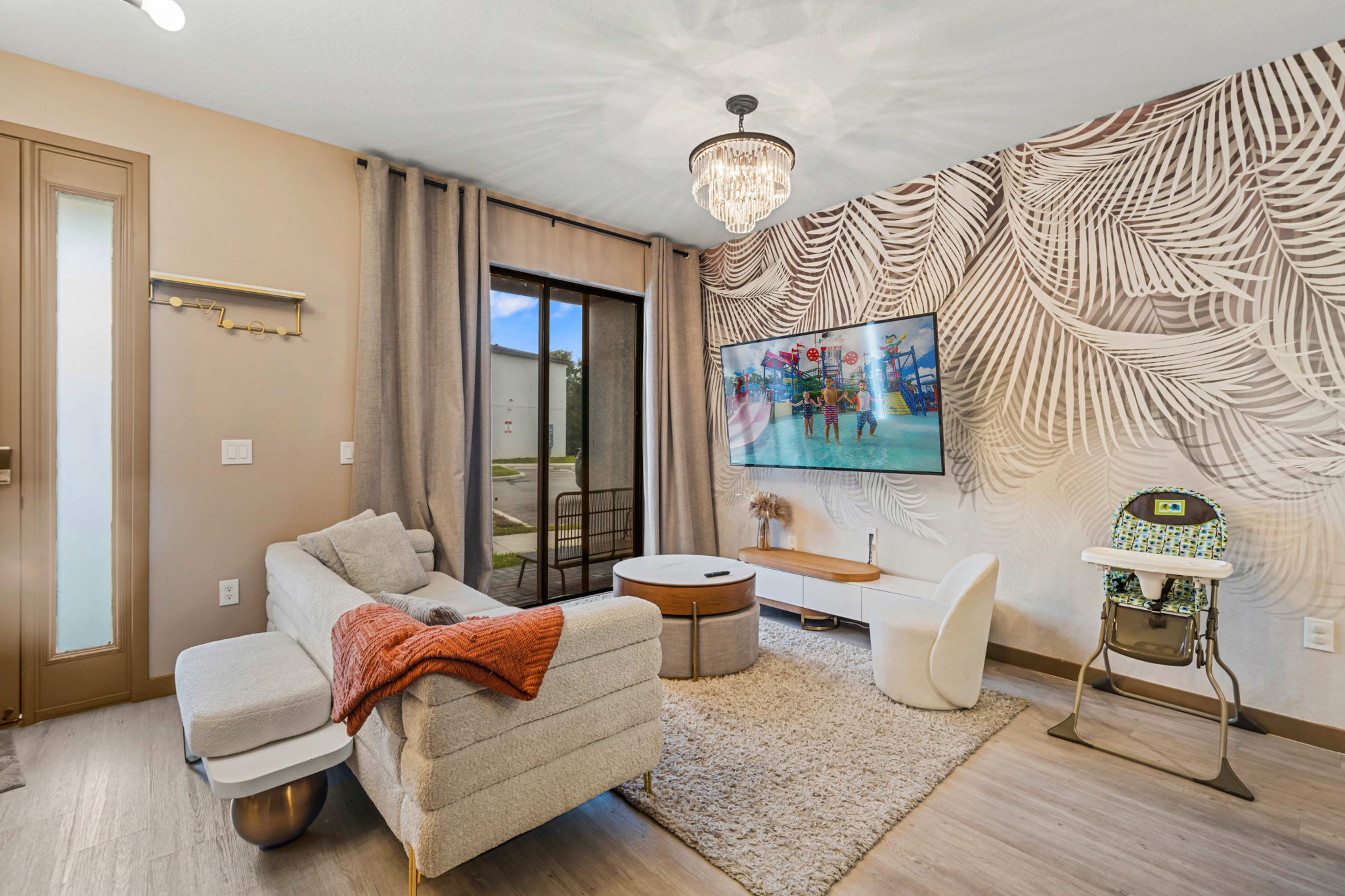 Bright Hub Townhome Near Attractions