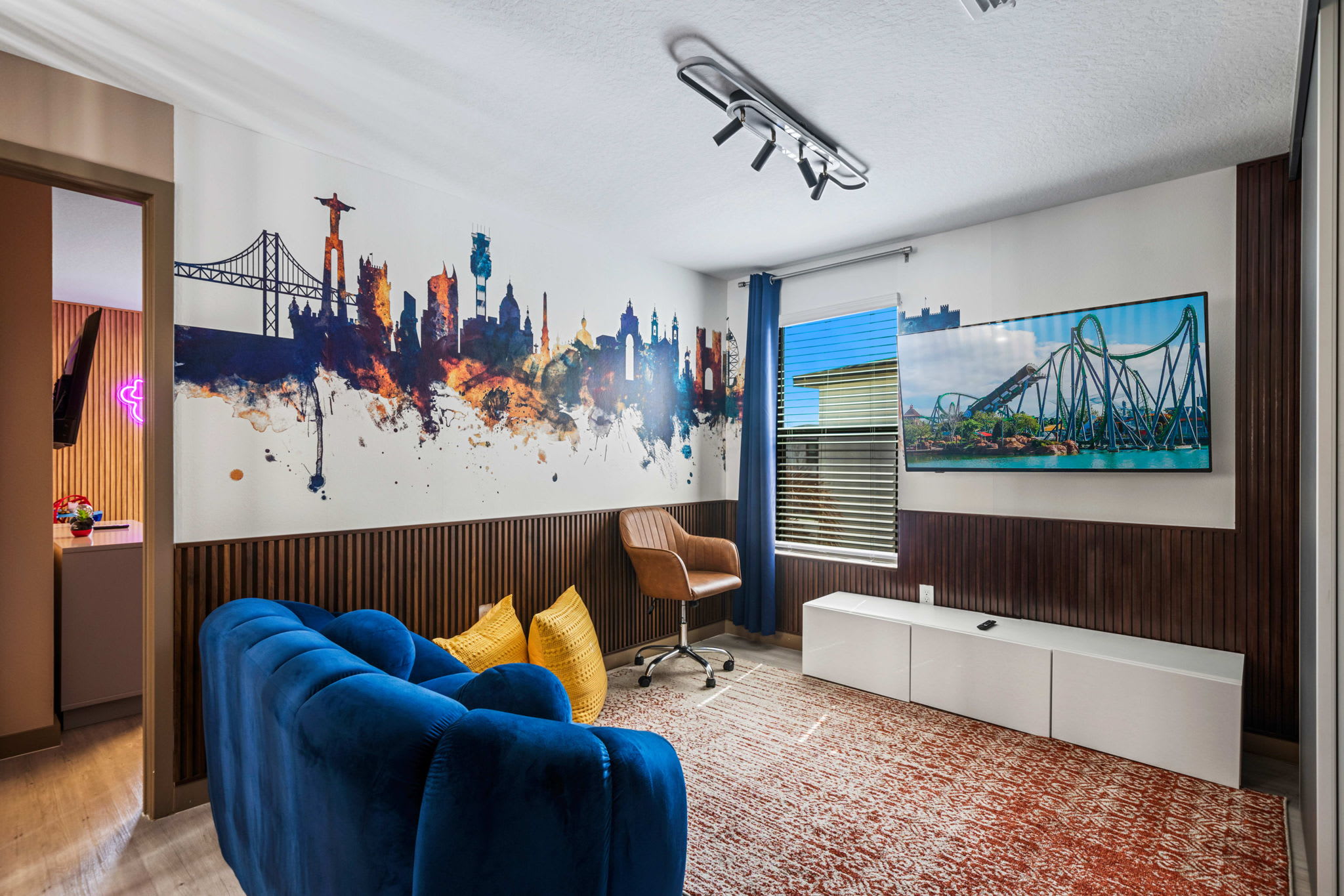 Cozy townhouse w/ heated pool & workspace