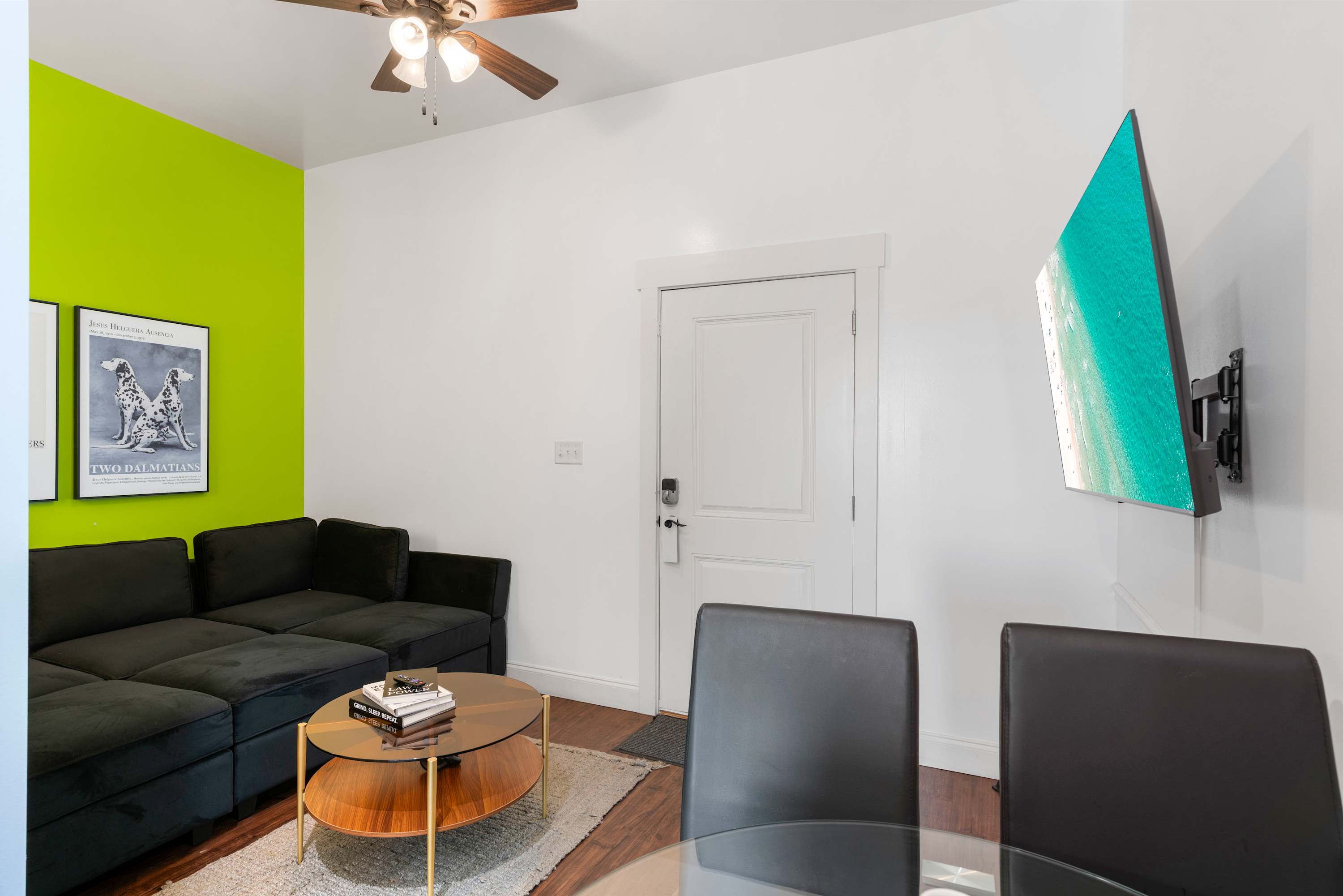 30A Inn Suites Superior Room King Queen 23 | Photo 3