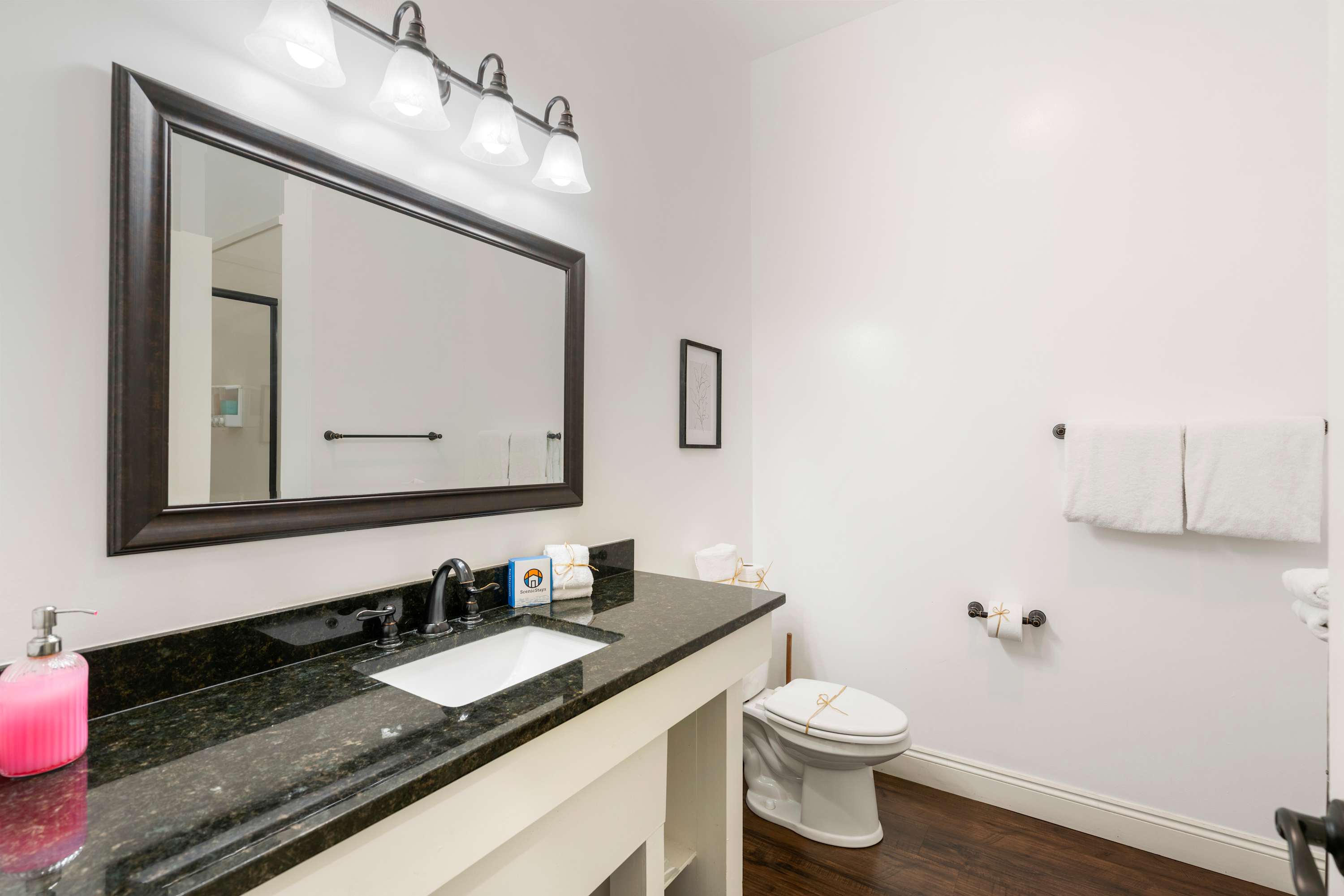 30A Inn Suites Superior Room King Queen 23 | Photo 6