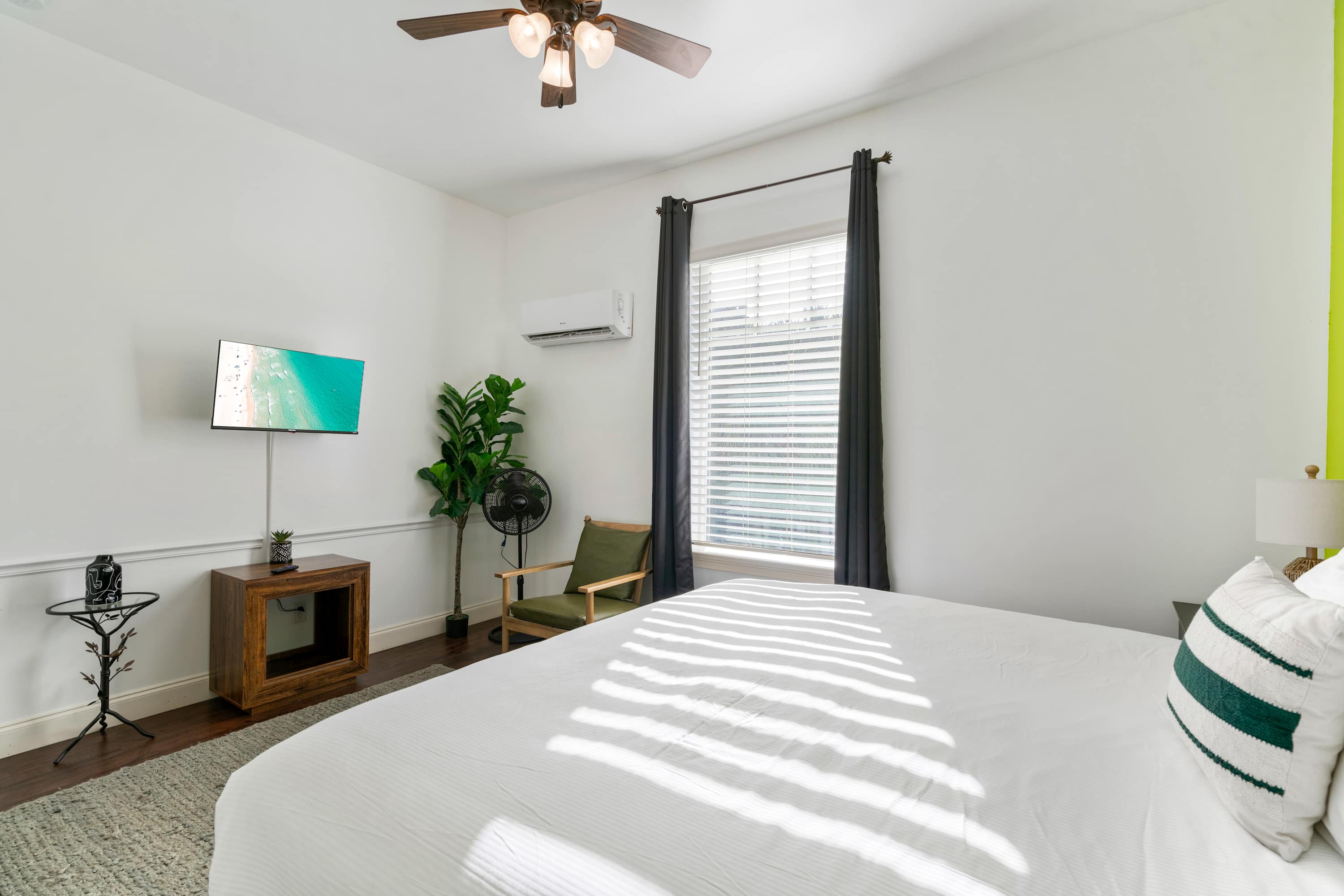 30A Inn Suites Superior Room King Queen 23 | Photo 8