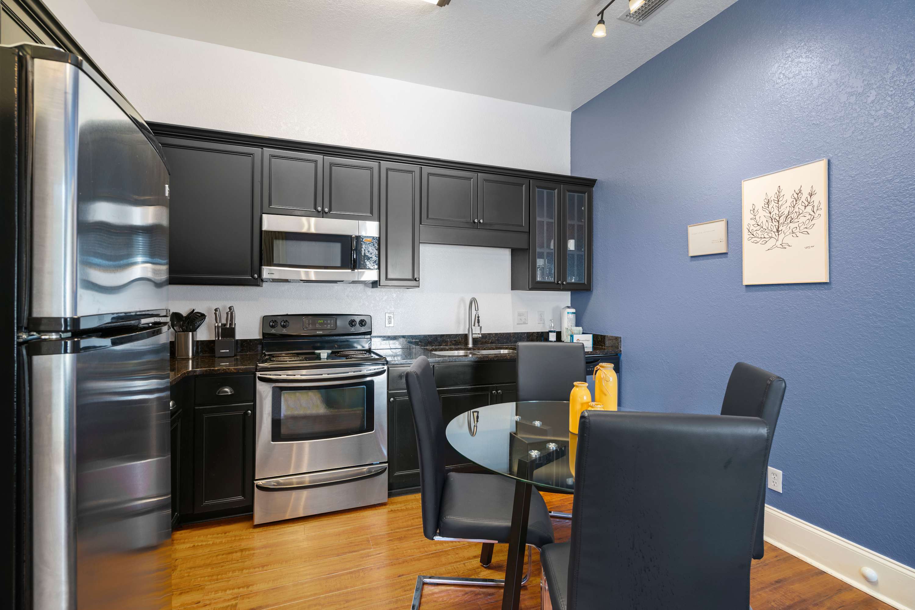 30A Inn Suites Signature King Suite 204 | Photo 3