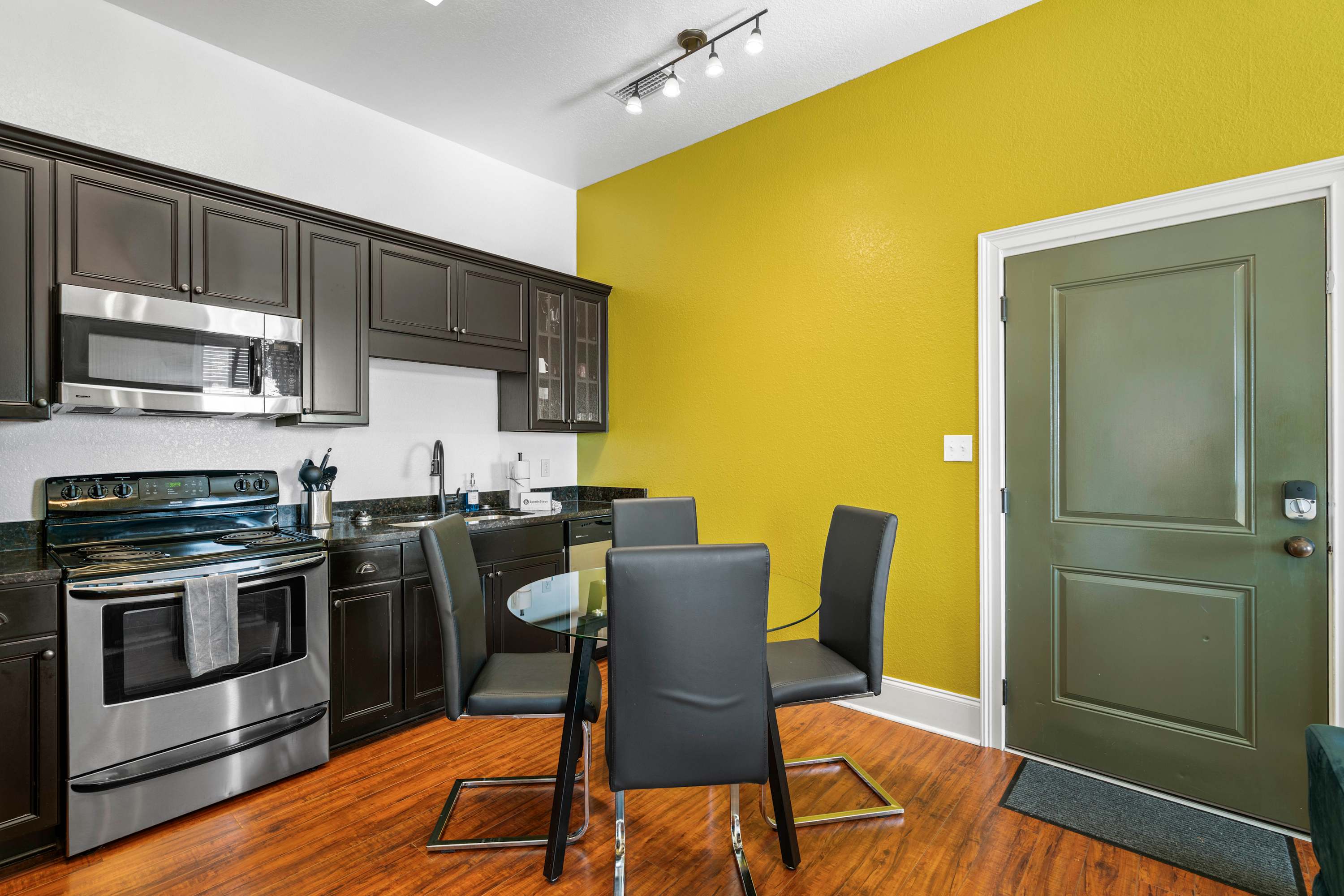 30A Inn Suites Signature King Suite 304 | Photo 3