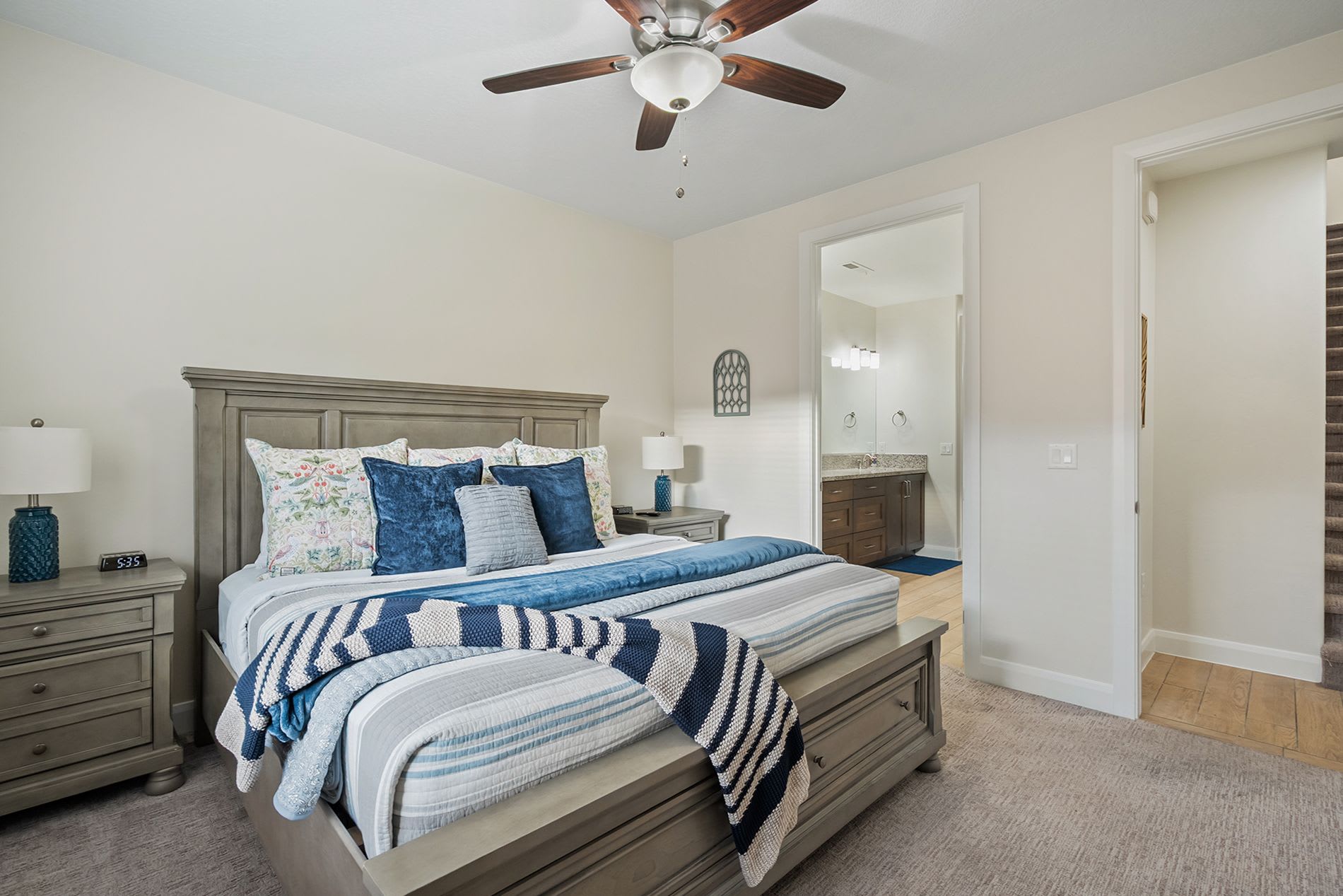 King bedroom with ensuite bathroom