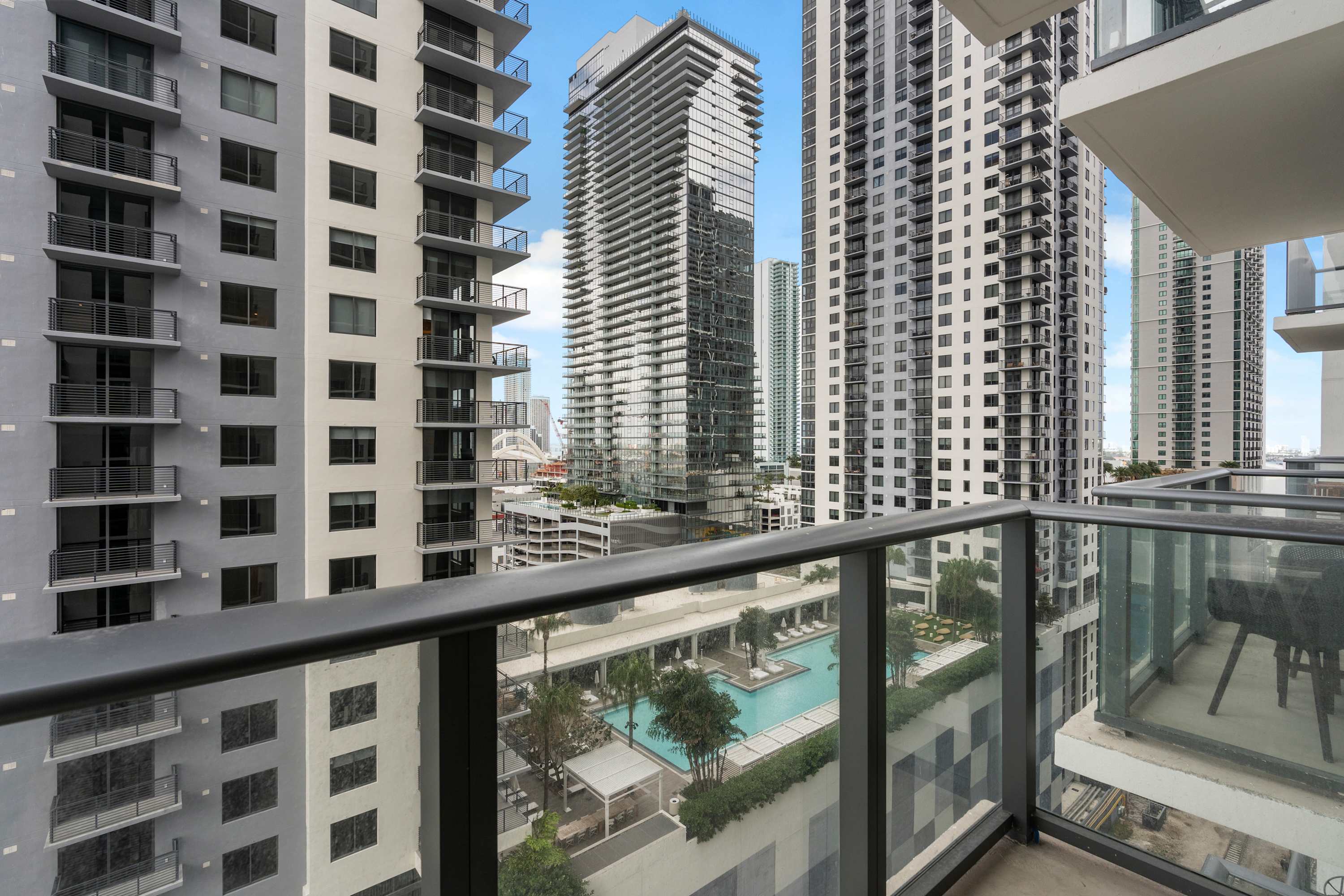 1BR Condo | Free Parking, Pool, Gym & Sauna