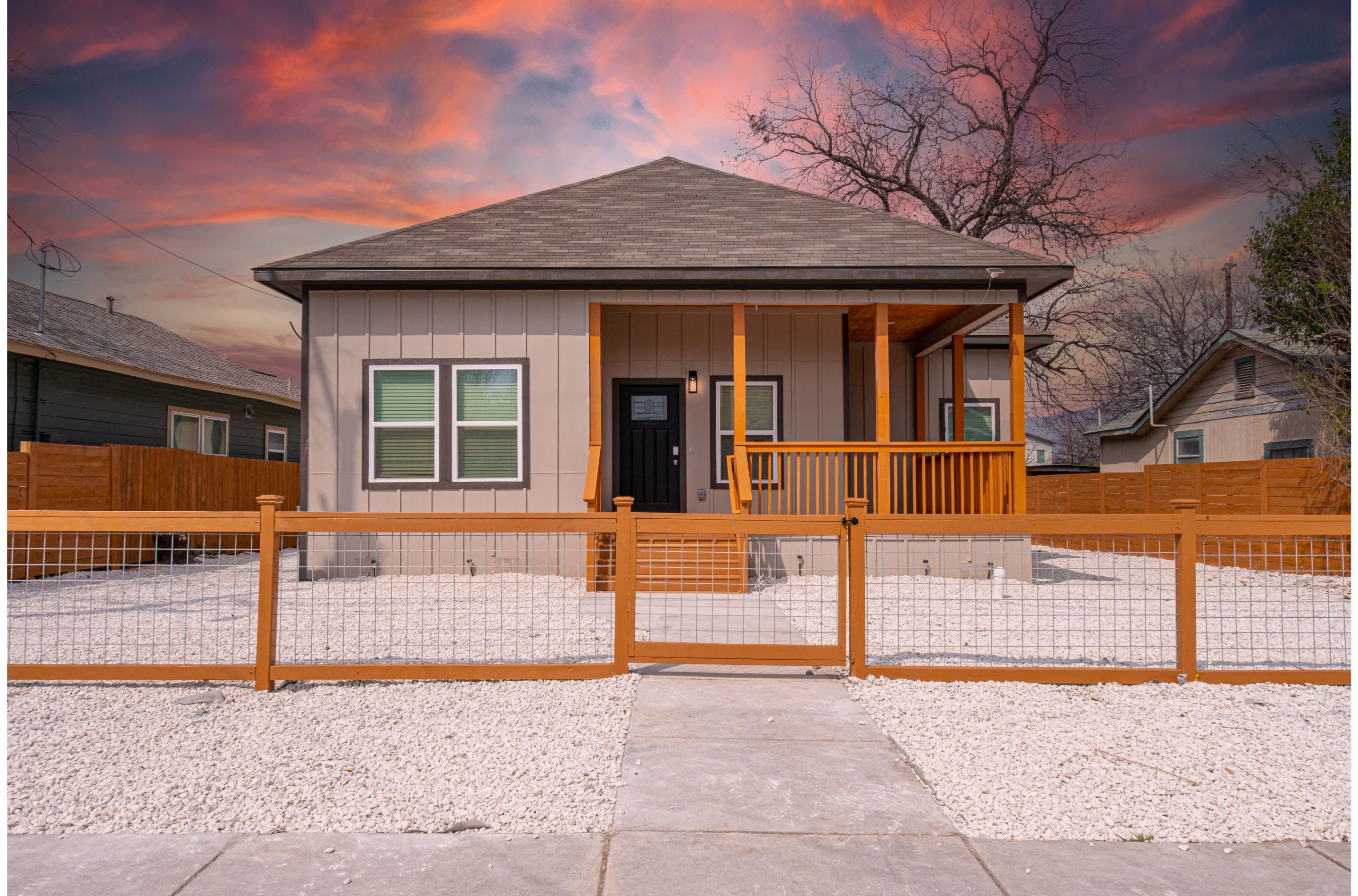 Sleek 3 Bedroom /2 Bath Just 5 Minutes To Downtown - San Antonio, TX
