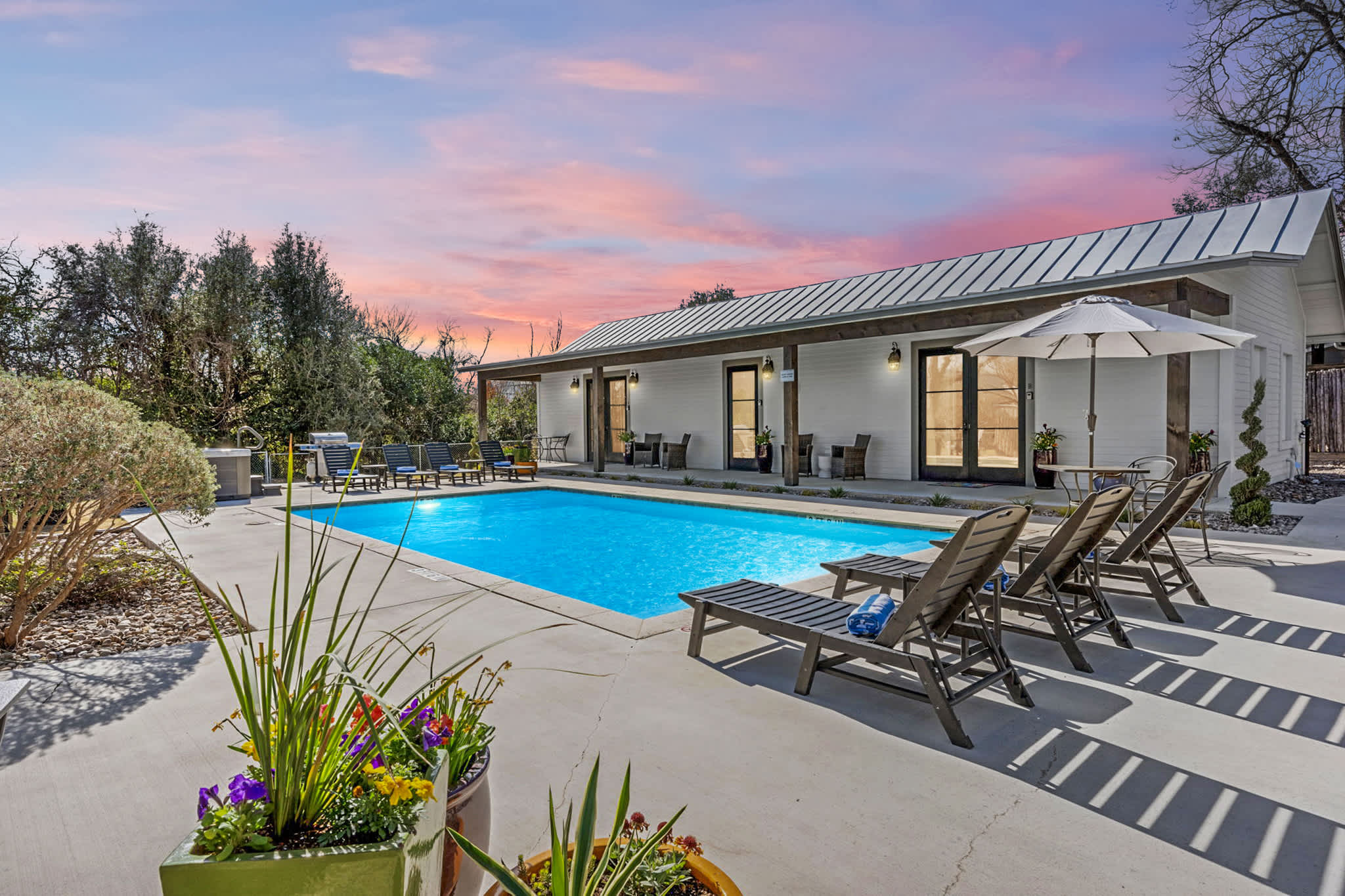 Miles Manor - Pool, 2 Hot Tubs & Walk to Main — Fredericksburg, TX — vacation rental