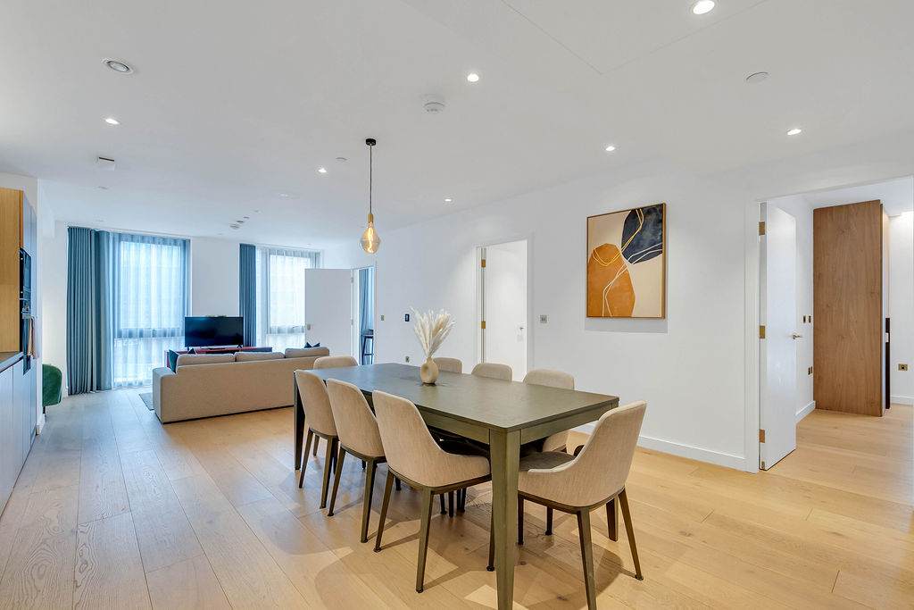 2 Bedroom with King and Double beds and 2 Bathrooms