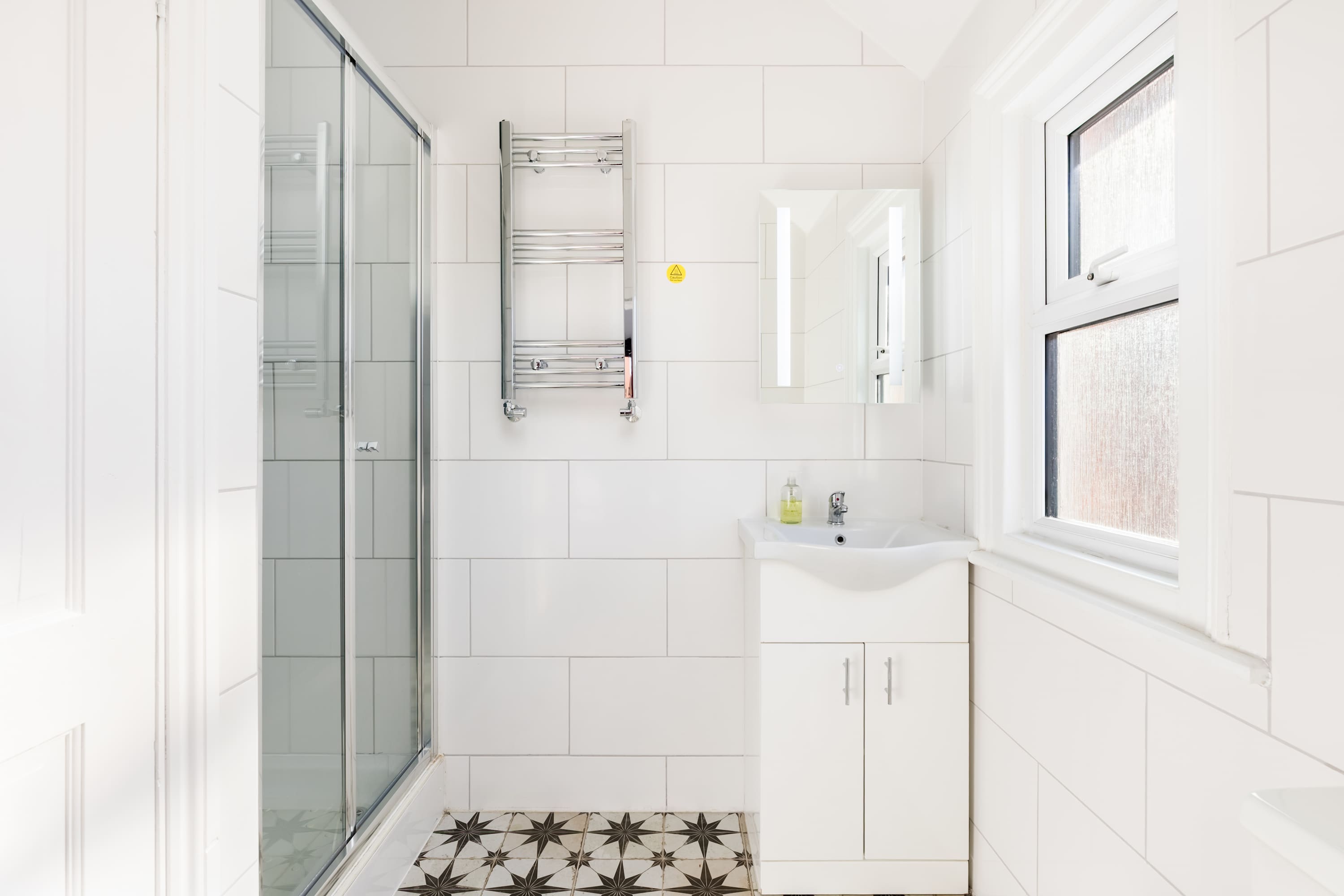 Walk to Theatre Studio w/ Free Parking & King Bed in Studio 4, 39 Grove Road CV37 6PB - Property image 6 - VivreStays