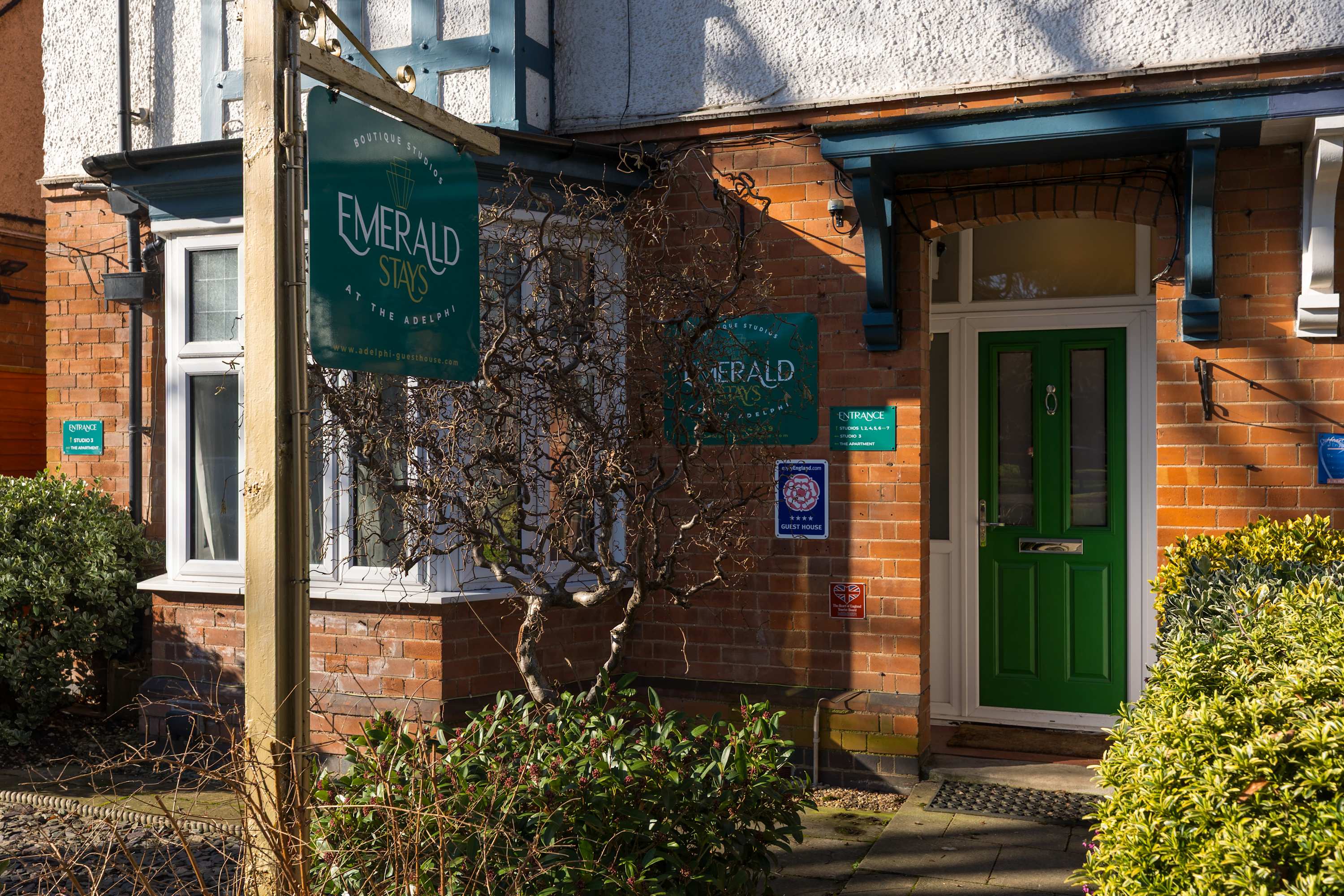 Walk to Theatre Studio w/ Free Parking & King Bed in Studio 4, 39 Grove Road CV37 6PB - Property image 5 - VivreStays