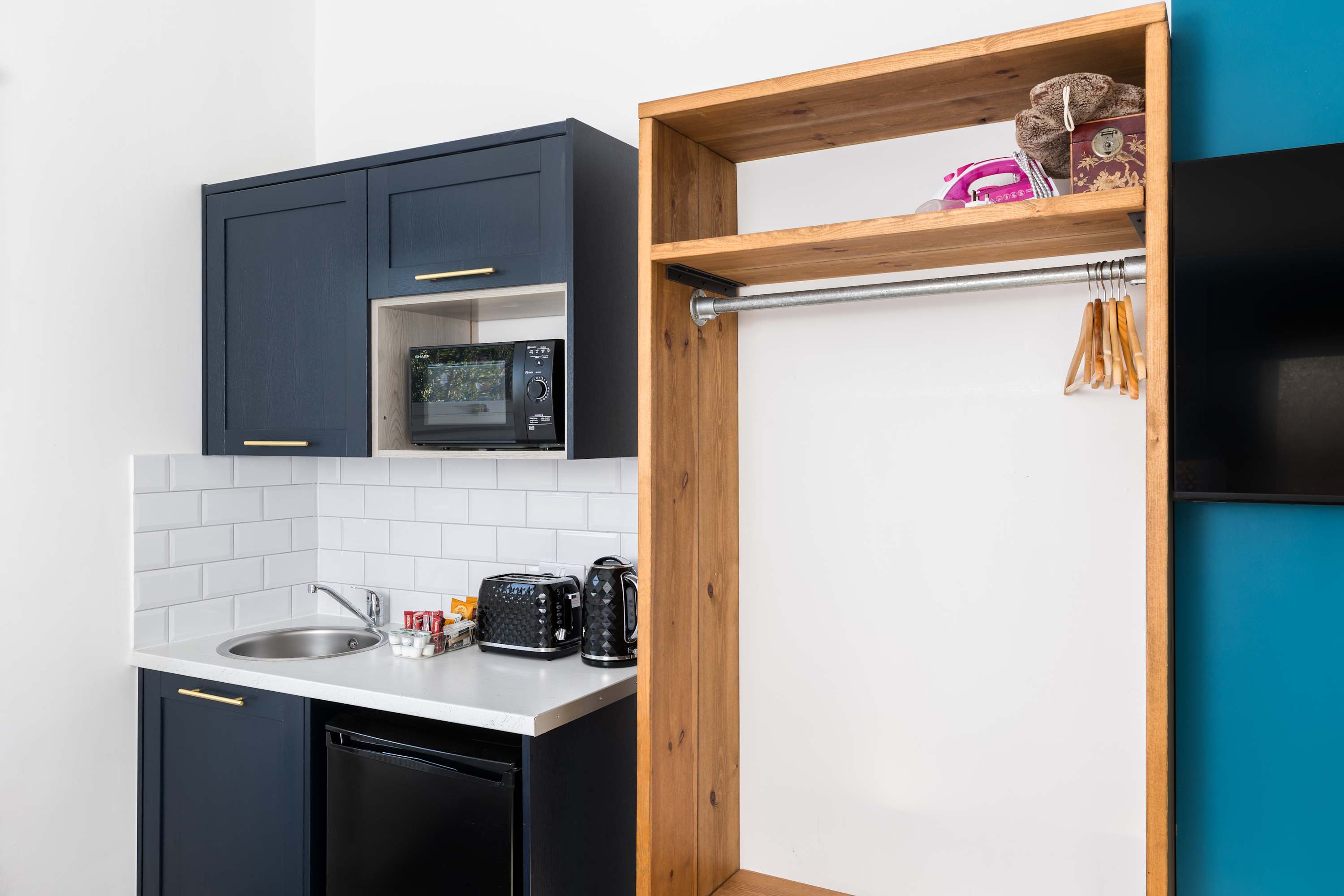 Walk to Theatre Studio w/ Free Parking & King Bed in Studio 4, 39 Grove Road CV37 6PB - Property image 4 - VivreStays