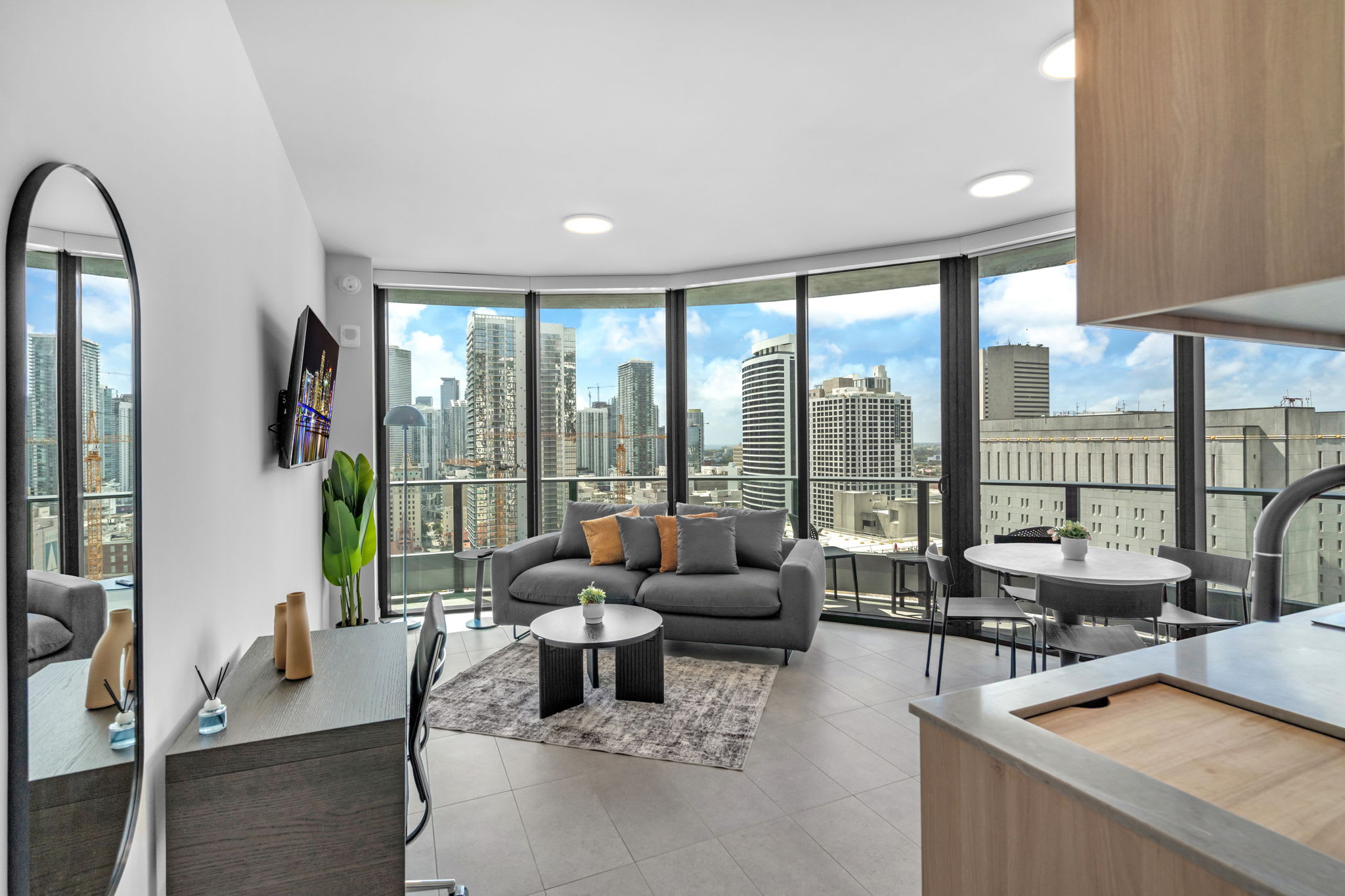 Stylish Corner 1BR: Rooftop Pool & Wrap Balcony