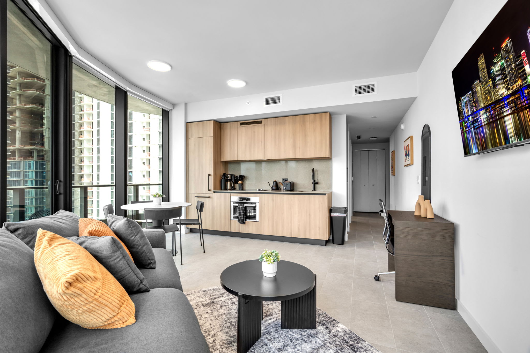 Stylish Corner 1BR: Rooftop Pool & Wrap Balcony