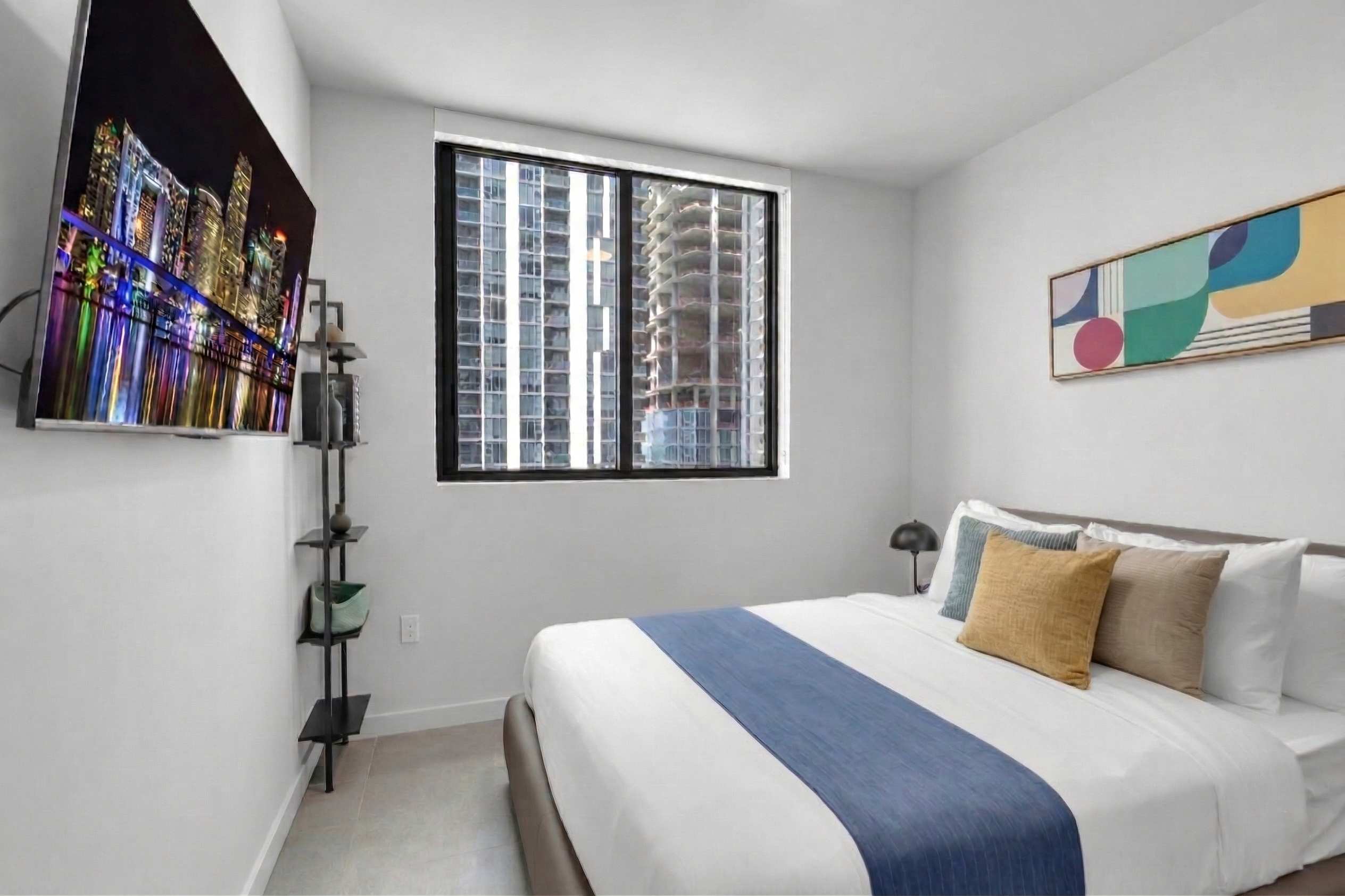 Stylish Corner 1BR: Rooftop Pool & Wrap Balcony