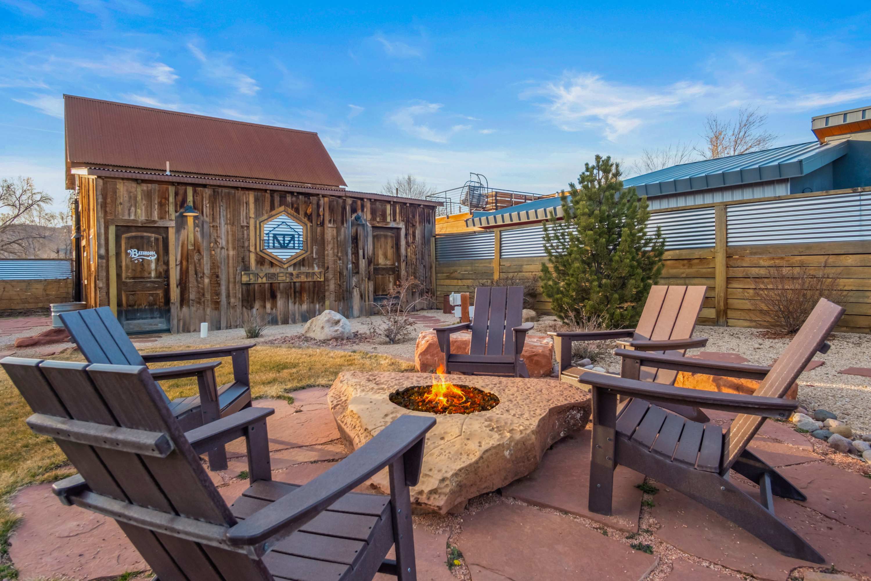 Explore Kanab: Timber & Tin E 2BR Roof Deck, Pool, Hot Tub and Game Barn. Close to Horseshoe Bend, Zion, Bryce and North Rim of the Grand Canyon. — Kanab, UT — vacation rental