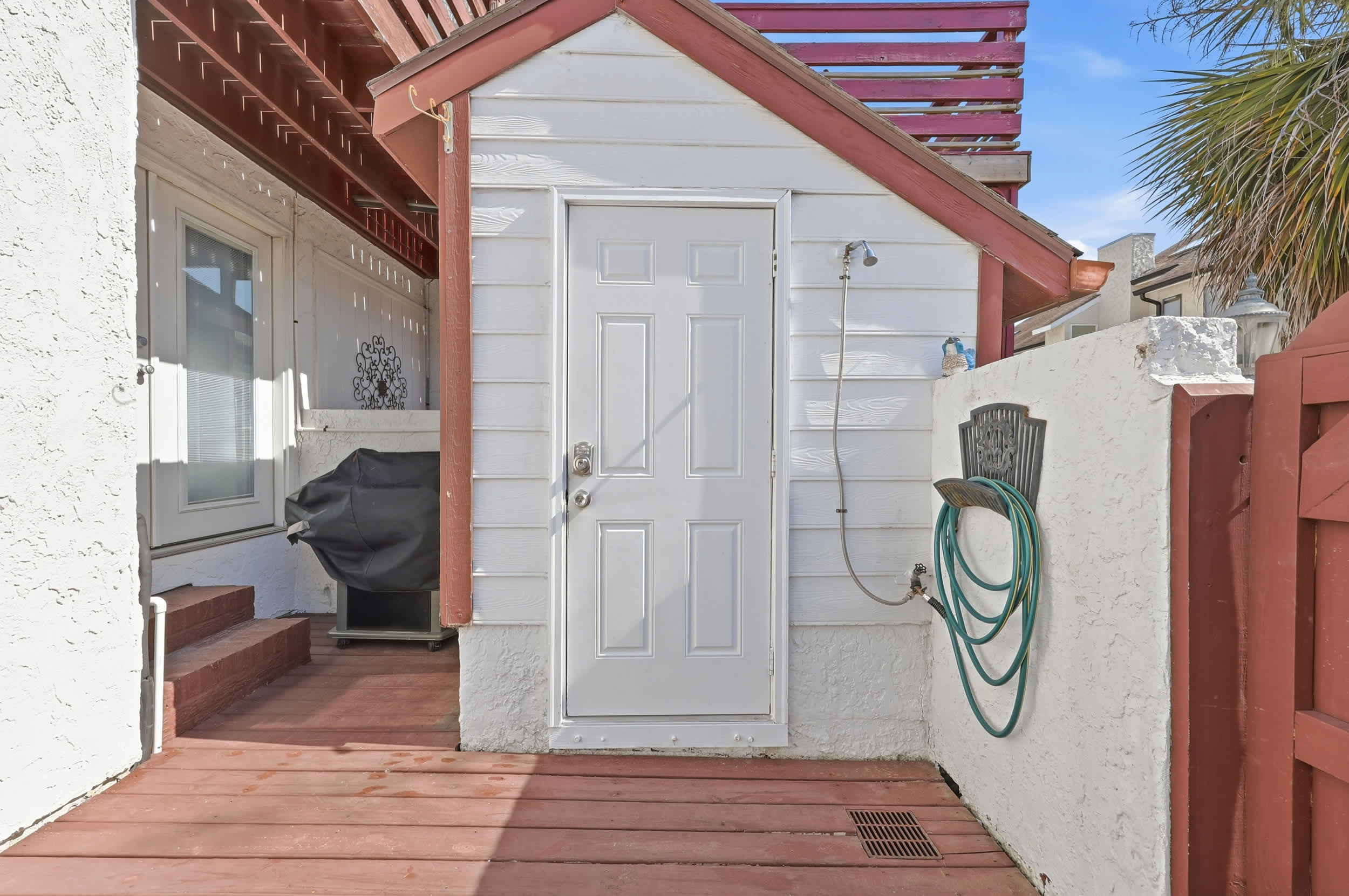 Maggie's Midtown Pet Friendly Condo Walk to Beach