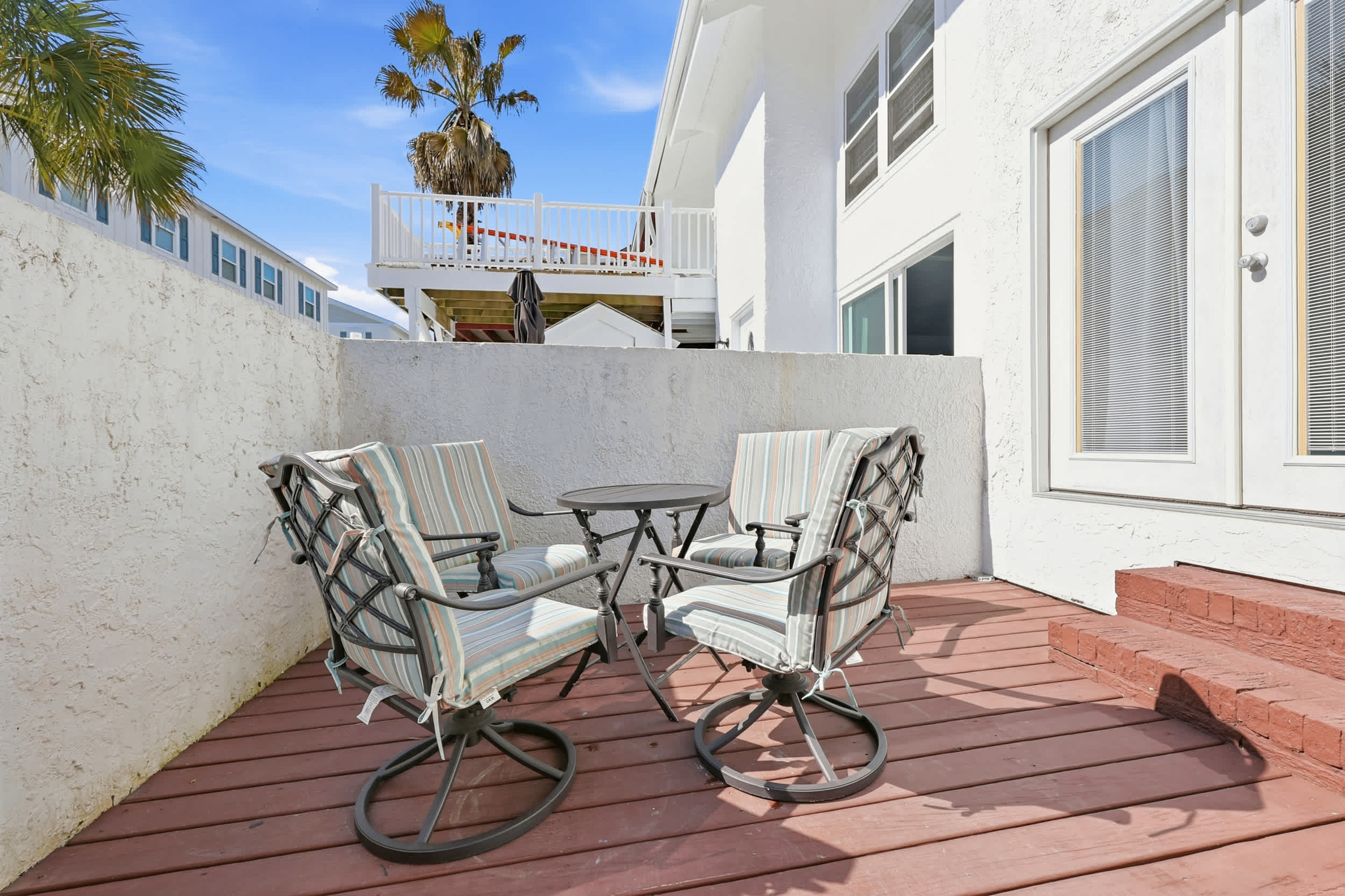 Maggie's Midtown Pet Friendly Condo Walk to Beach