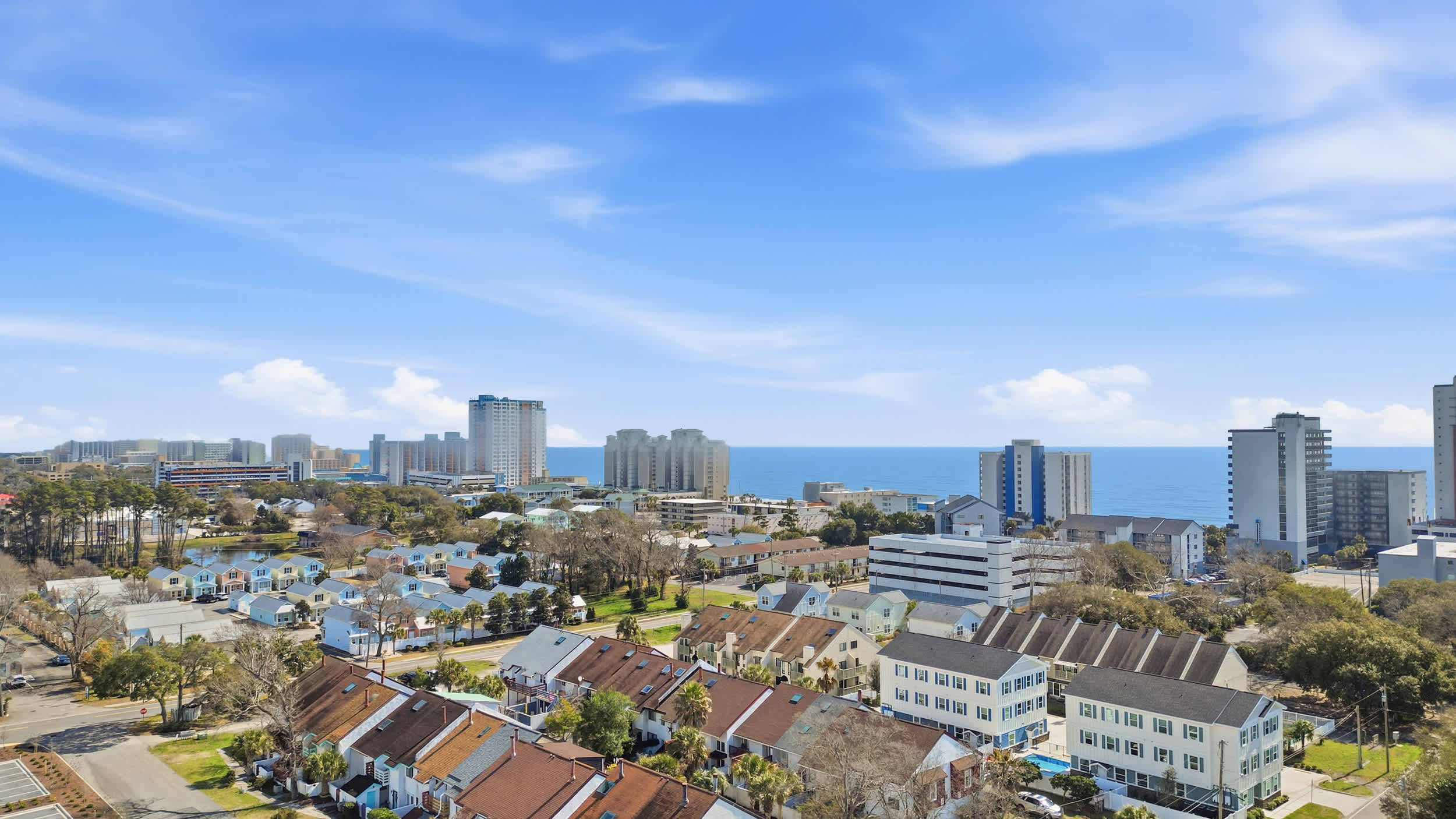 Maggie's Midtown Pet Friendly Condo Walk to Beach