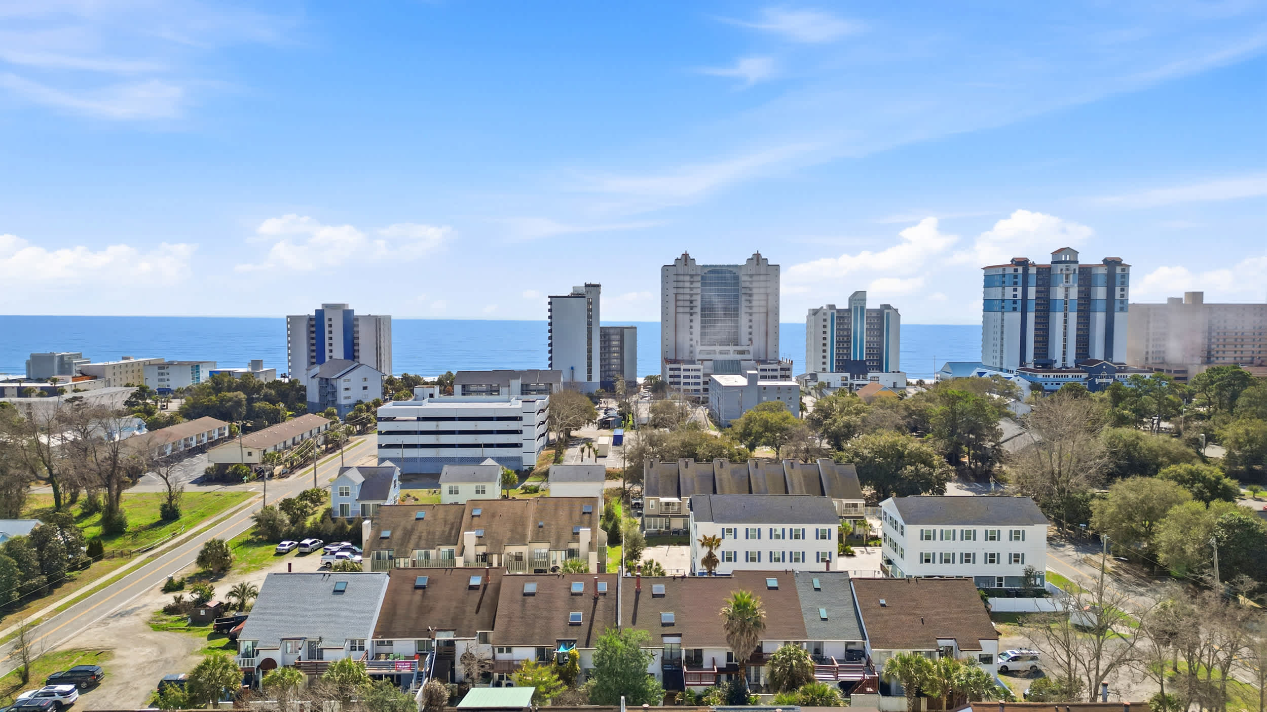 Maggie's Midtown Pet Friendly Condo Walk to Beach
