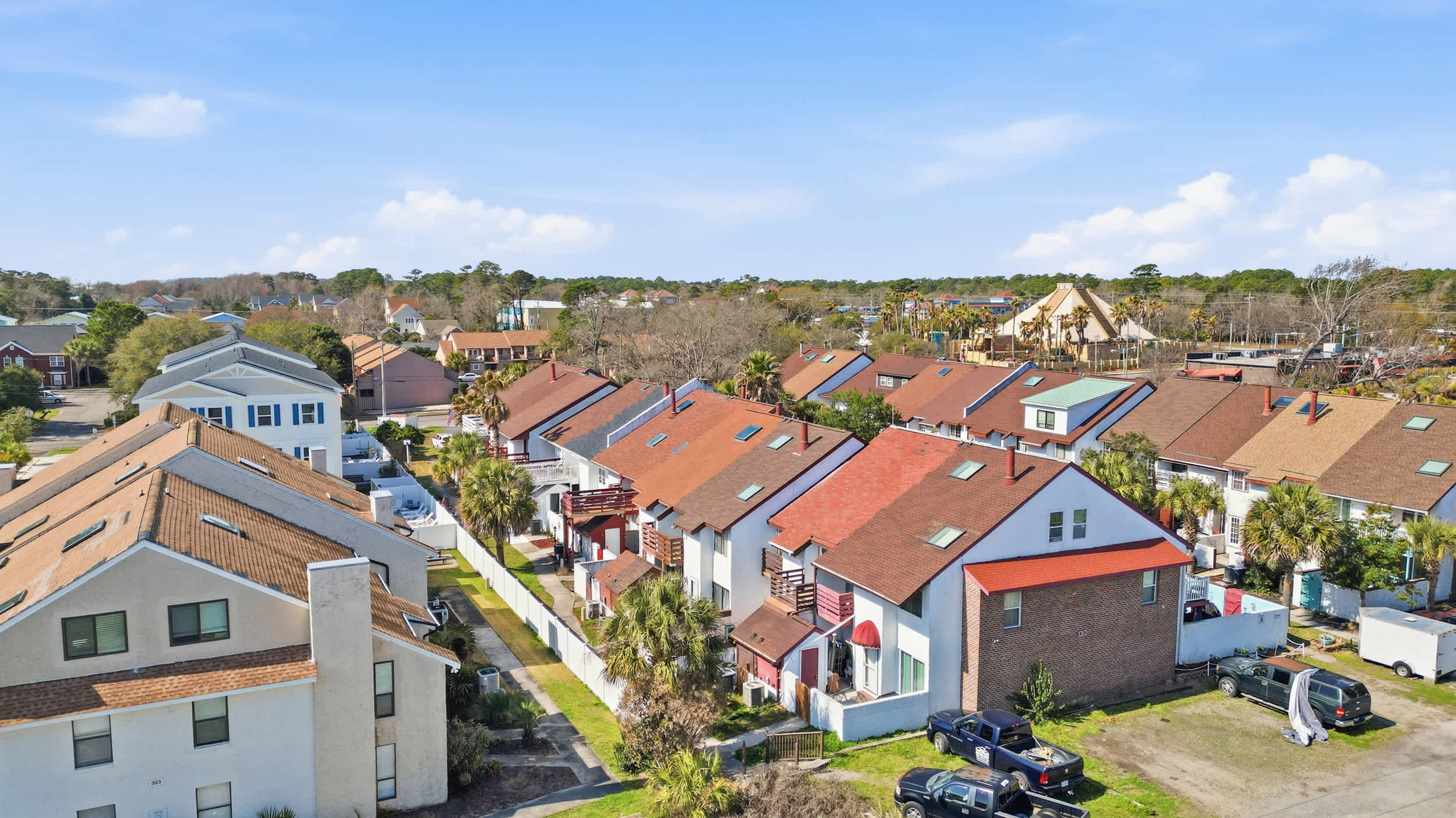 Maggie's Midtown Pet Friendly Condo Walk to Beach