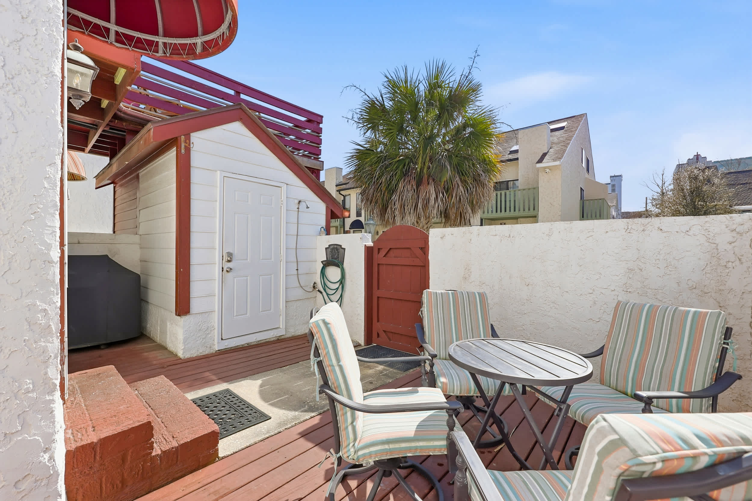Maggie's Midtown Pet Friendly Condo Walk to Beach
