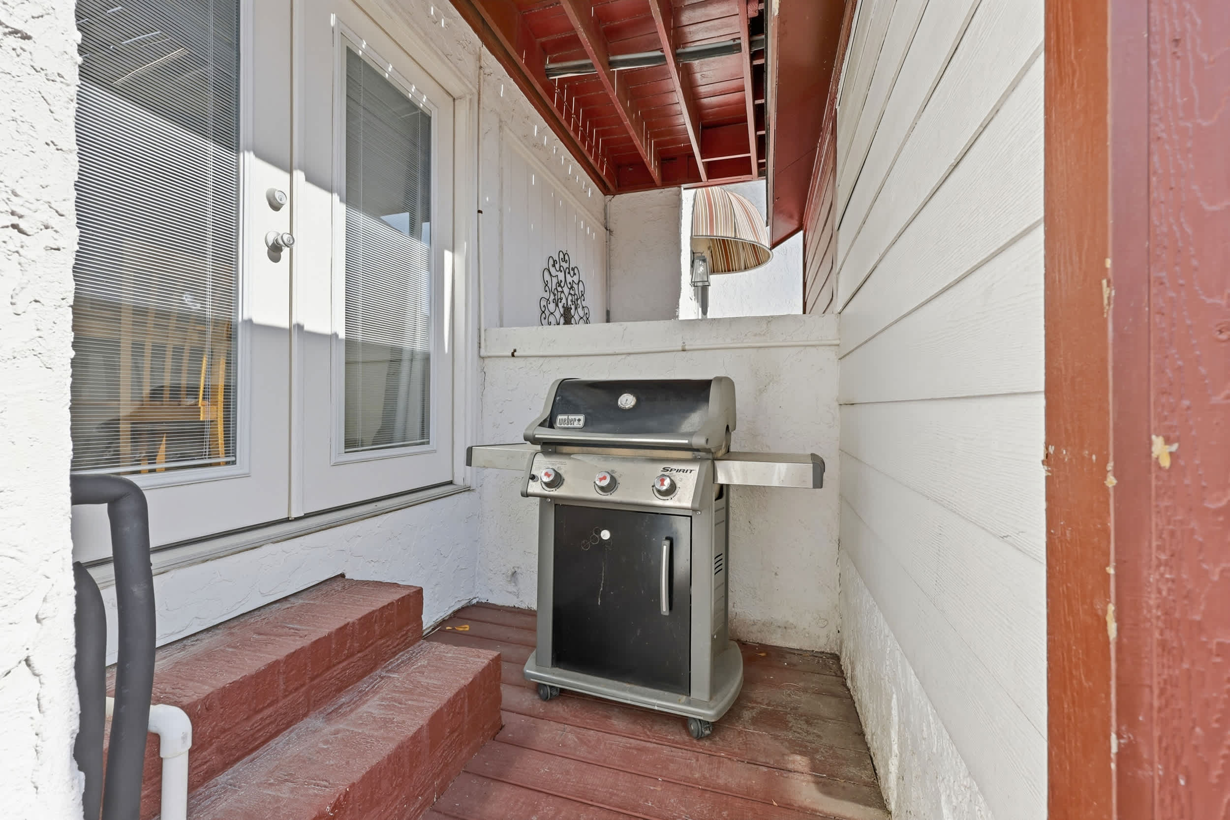 Maggie's Midtown Pet Friendly Condo Walk to Beach