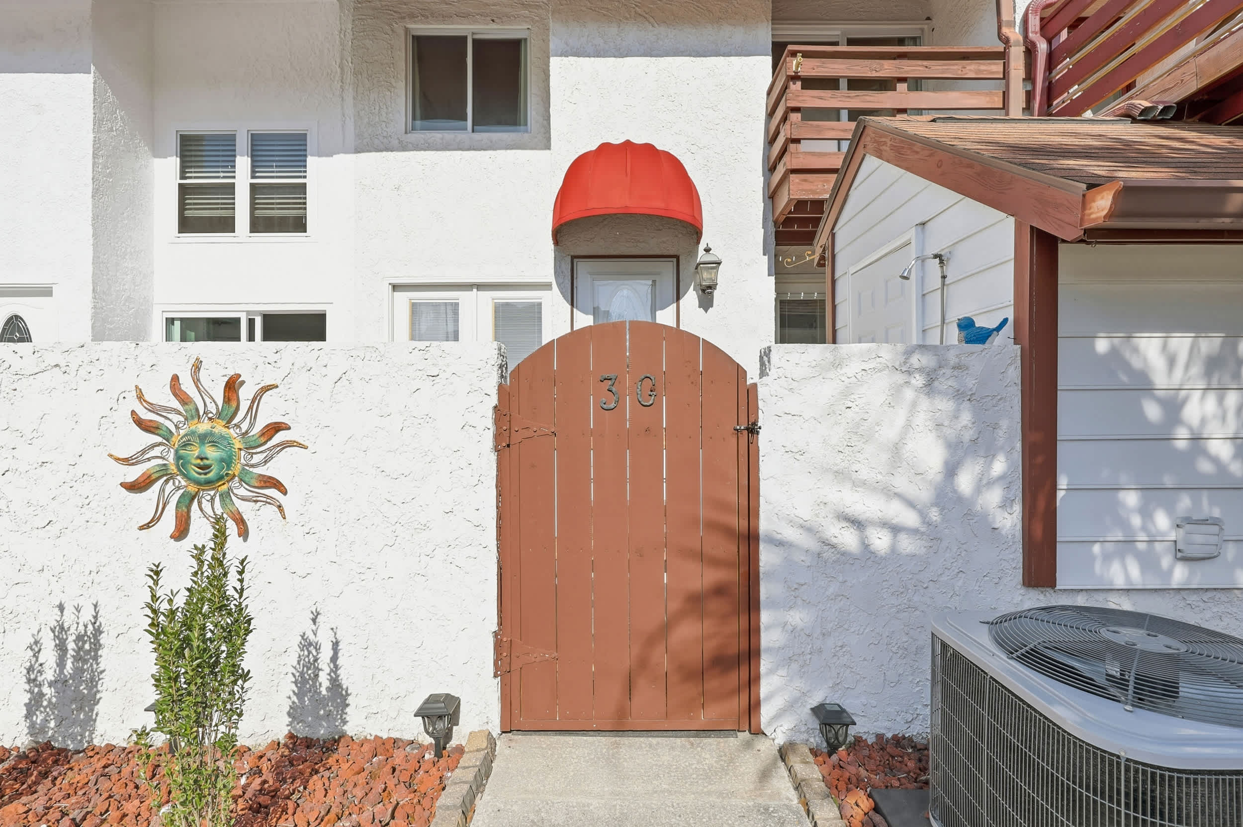 Maggie's Midtown Pet Friendly Condo Walk to Beach