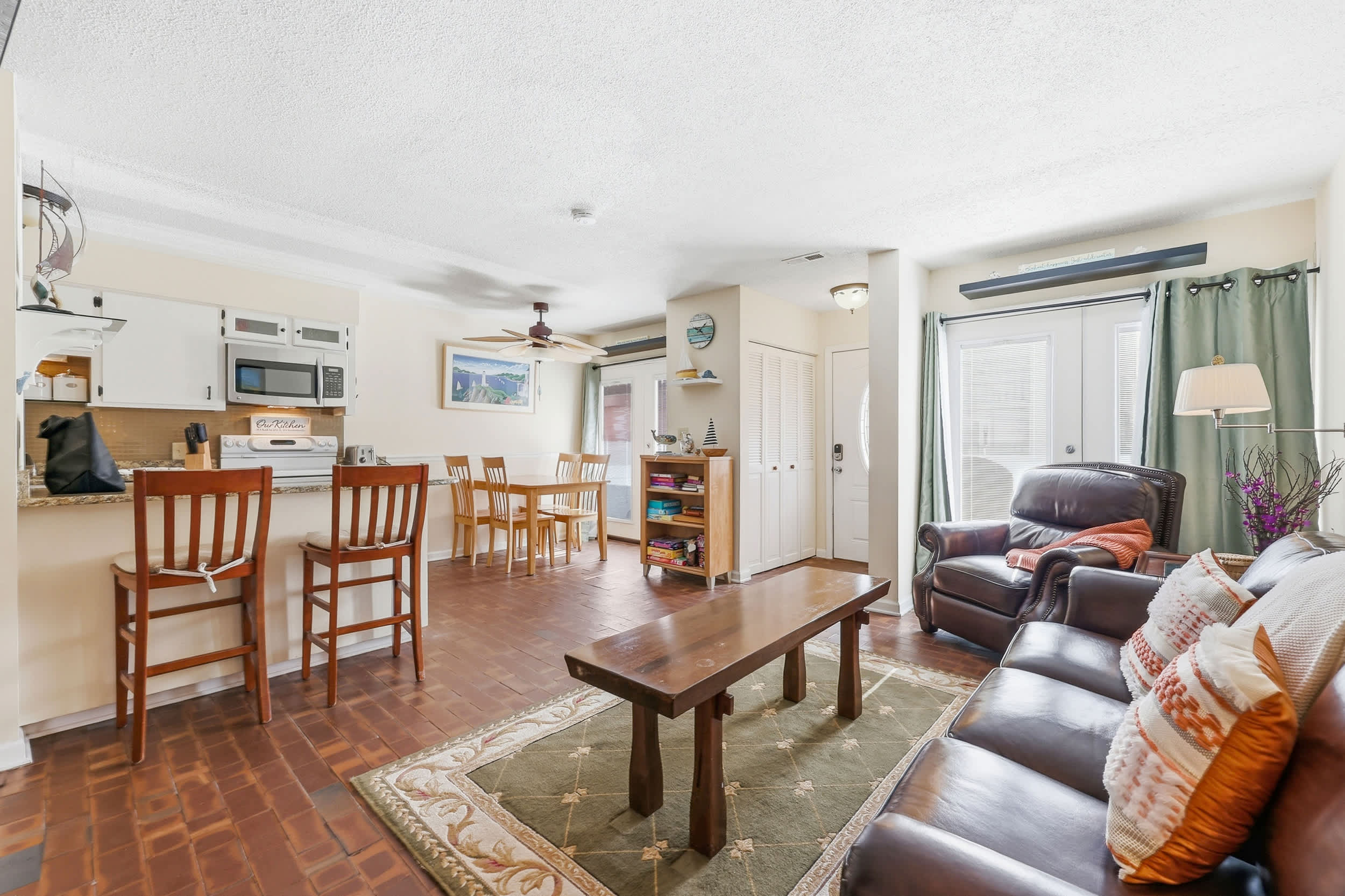 Maggie's Midtown Pet Friendly Condo Walk to Beach