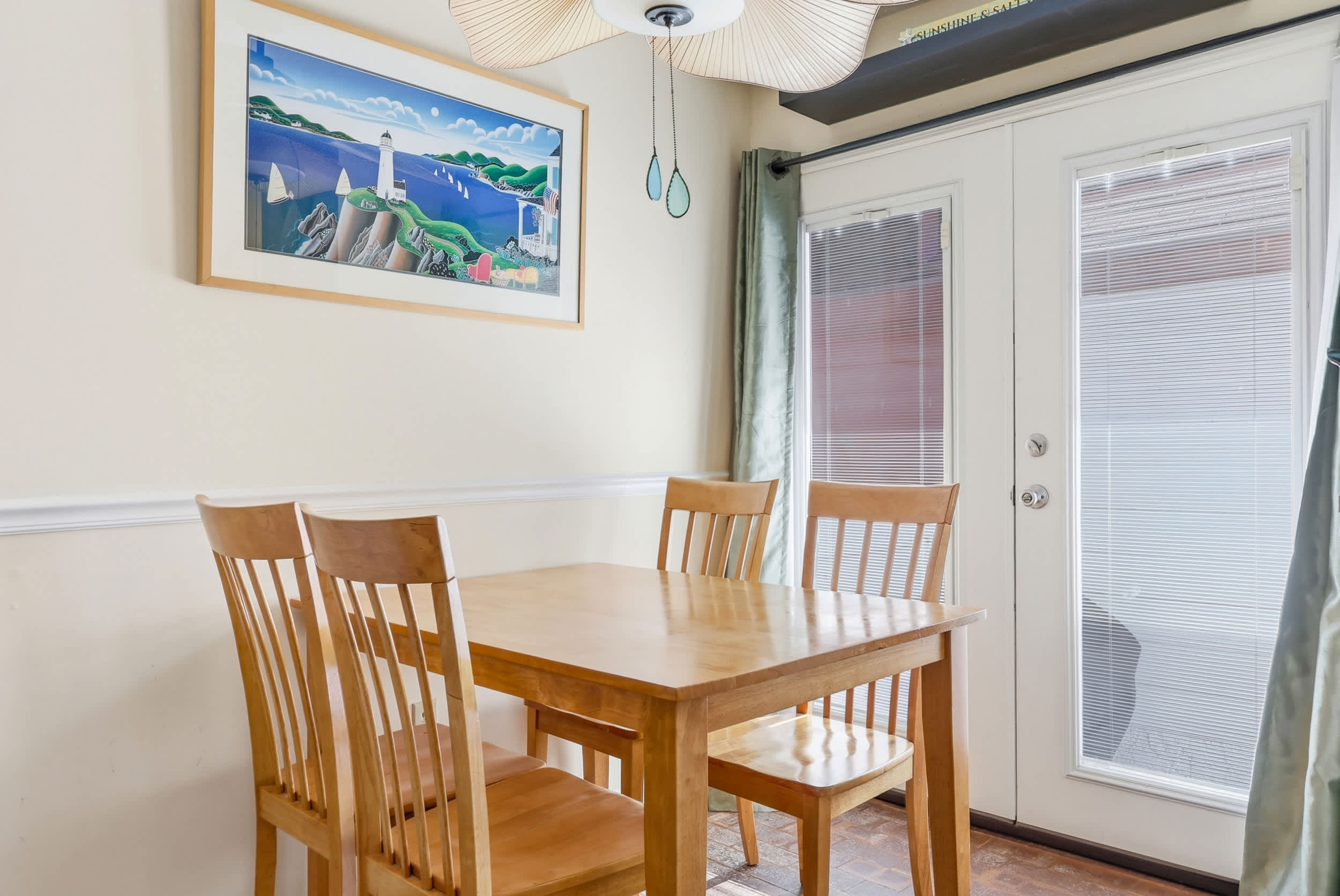 Maggie's Midtown Pet Friendly Condo Walk to Beach