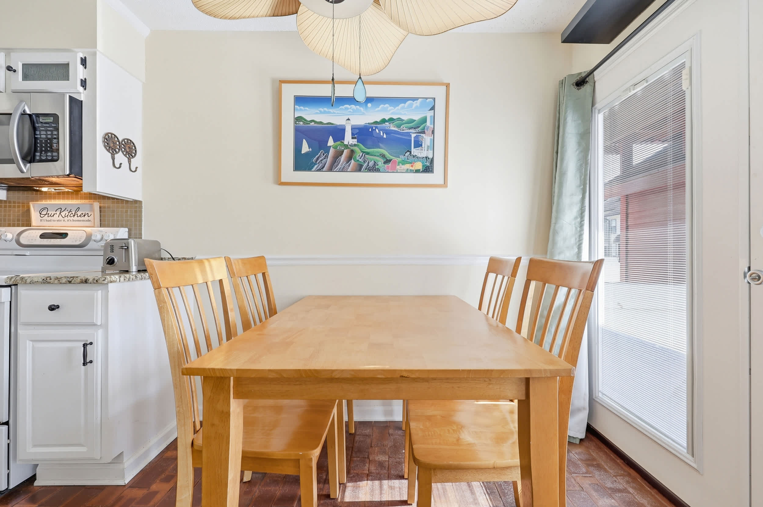 Maggie's Midtown Pet Friendly Condo Walk to Beach