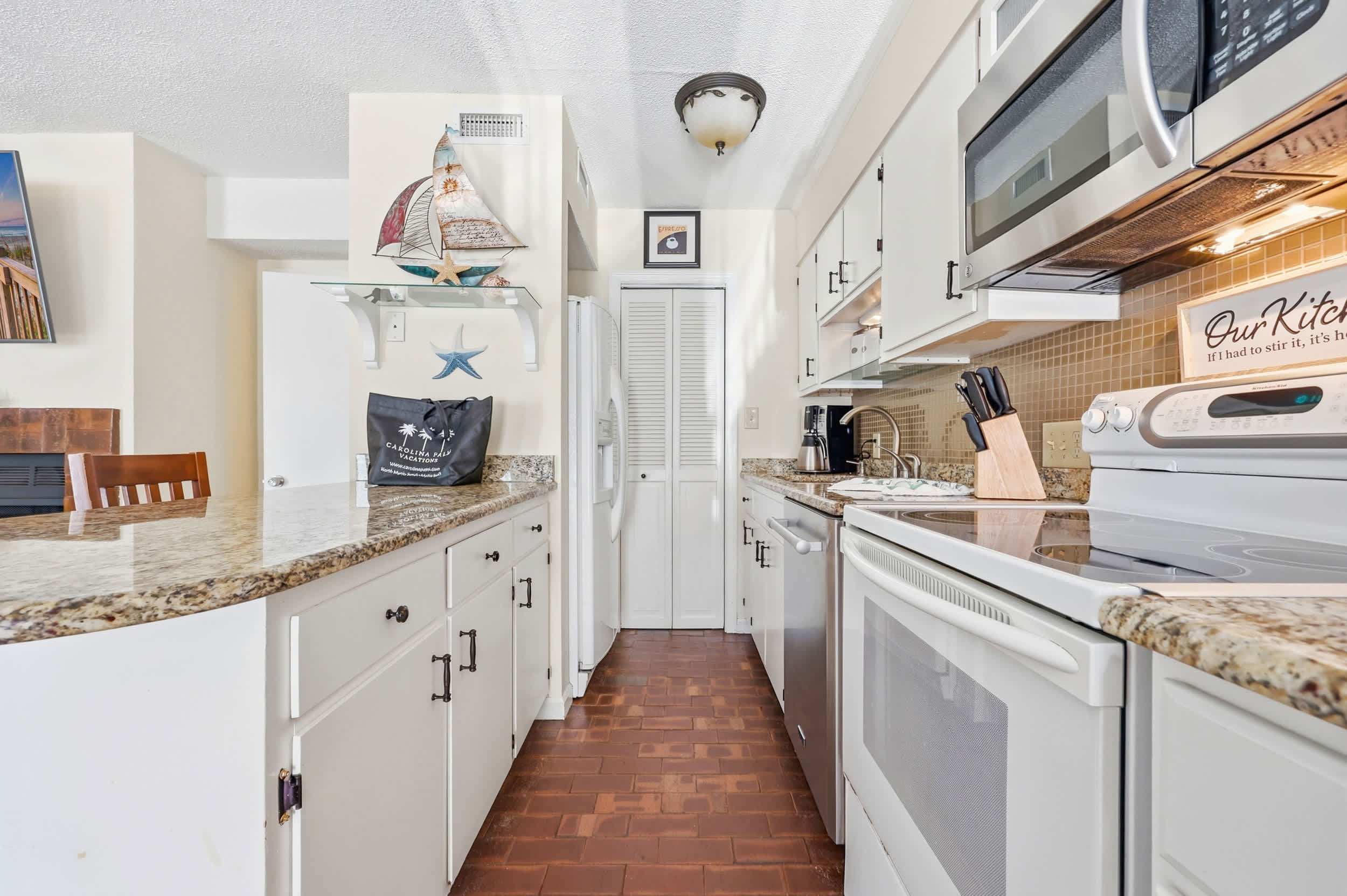 Maggie's Midtown Pet Friendly Condo Walk to Beach