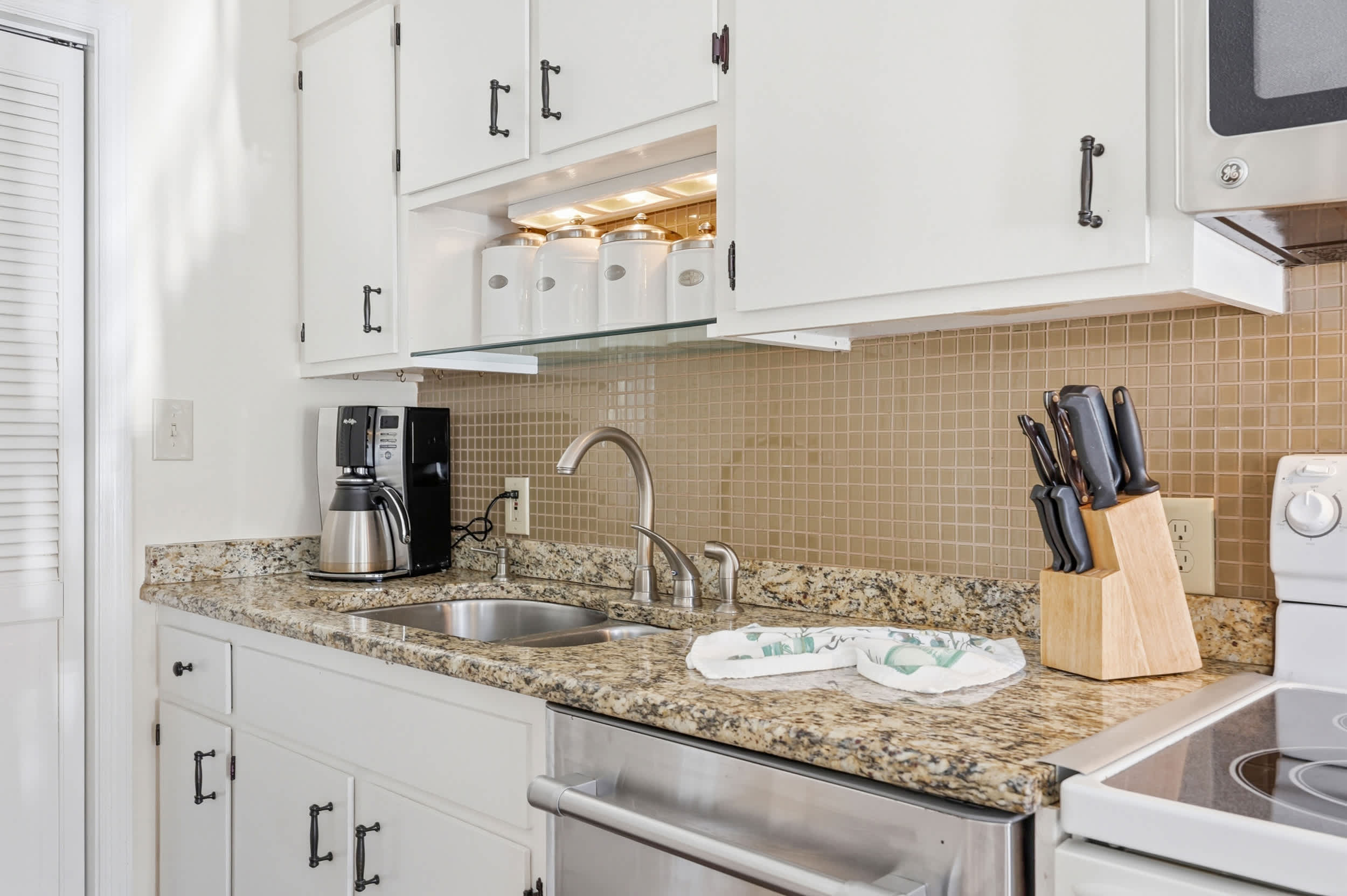 Maggie's Midtown Pet Friendly Condo Walk to Beach