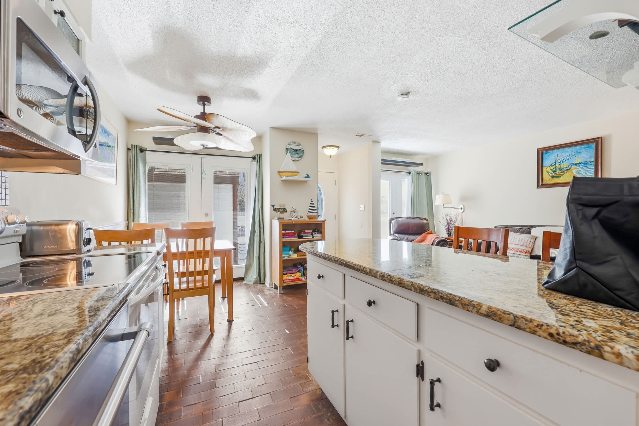 Maggie's Midtown Pet Friendly Condo Walk to Beach