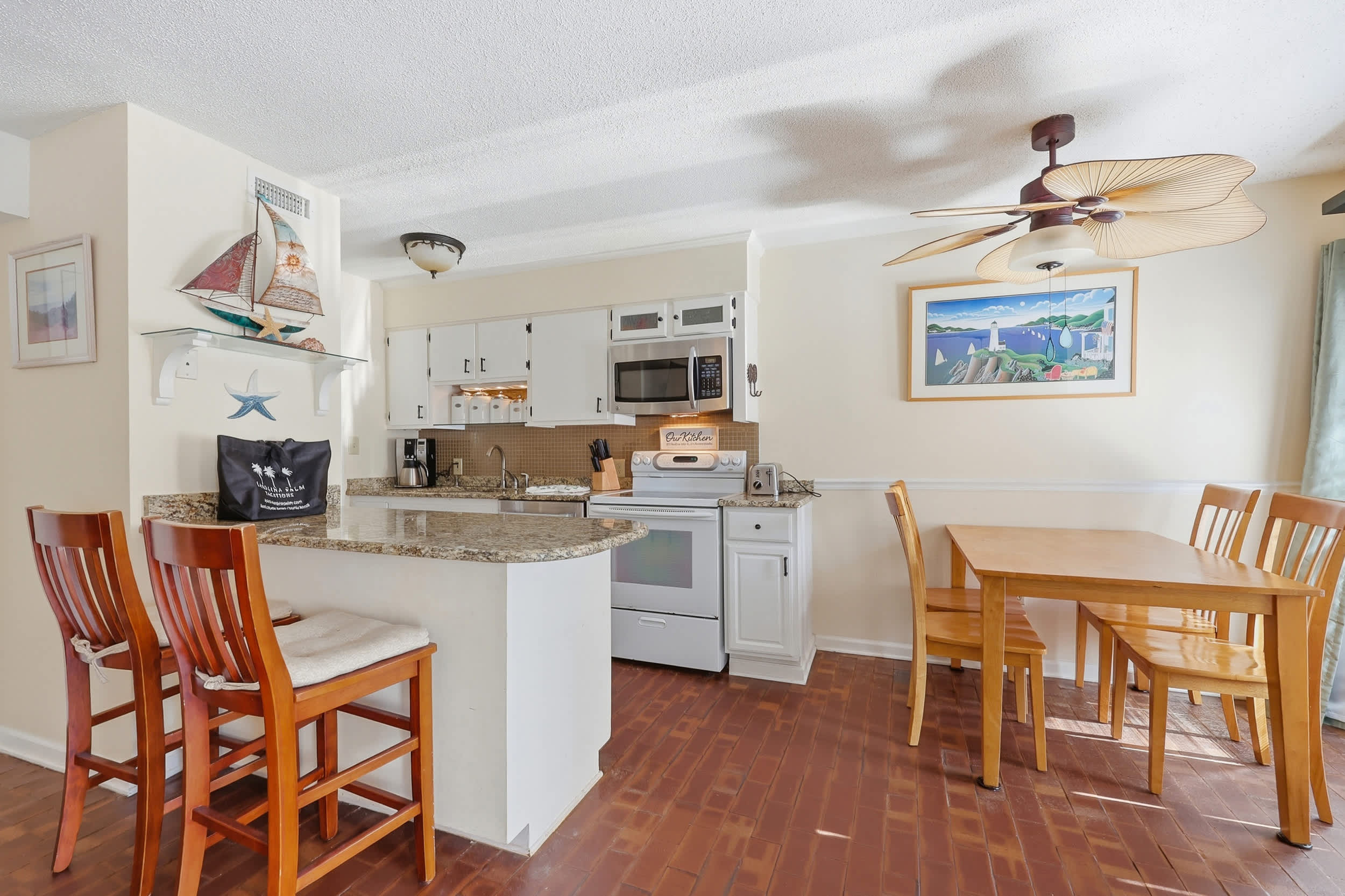 Maggie's Midtown Pet Friendly Condo Walk to Beach
