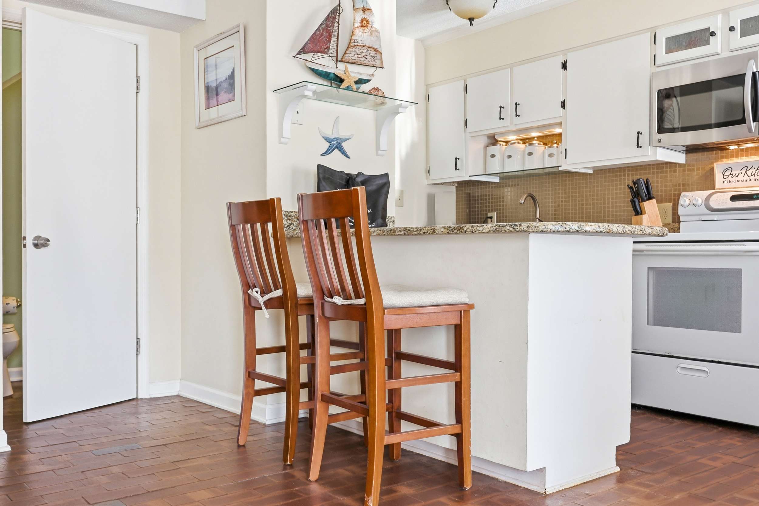 Maggie's Midtown Pet Friendly Condo Walk to Beach
