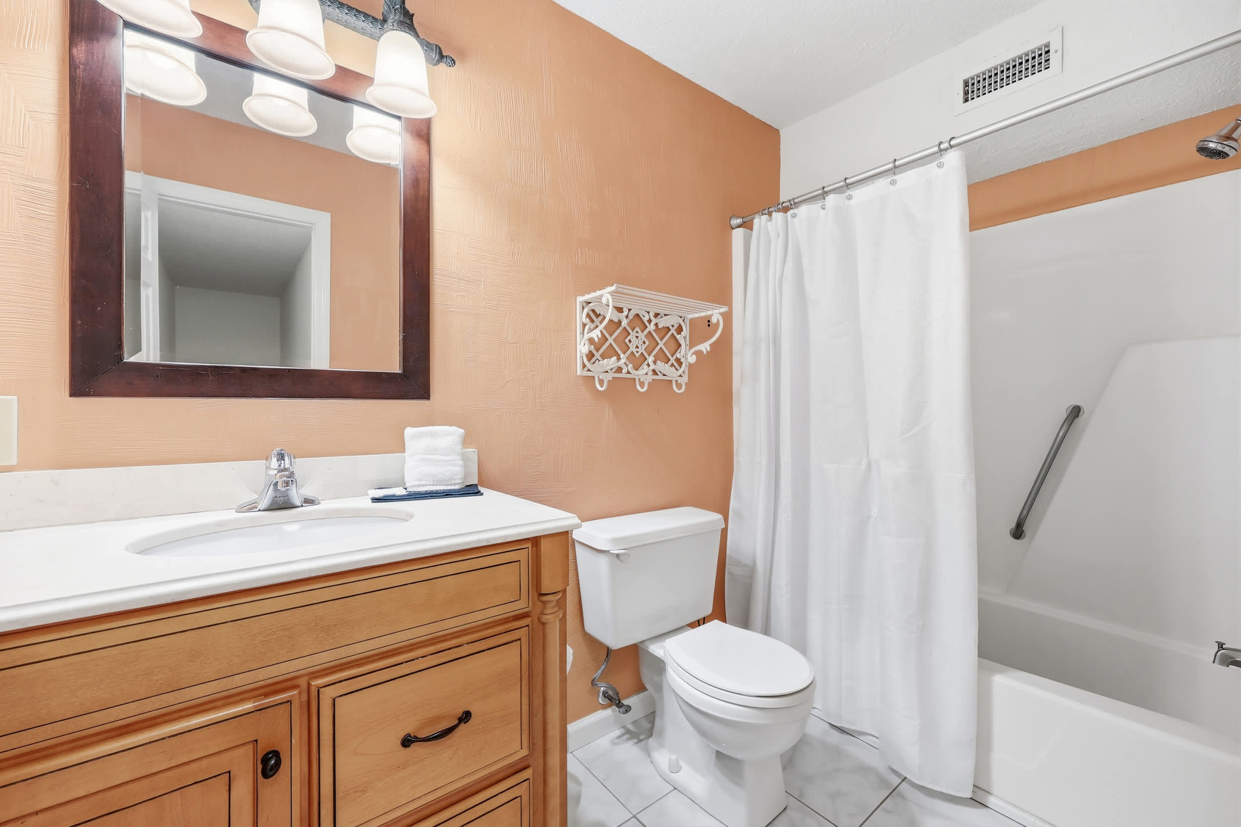 Maggie's Midtown Pet Friendly Condo Walk to Beach