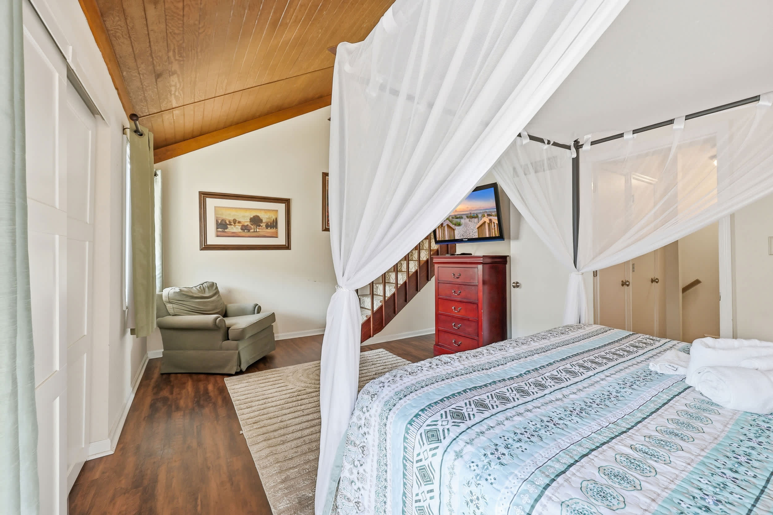 Maggie's Midtown Pet Friendly Condo Walk to Beach