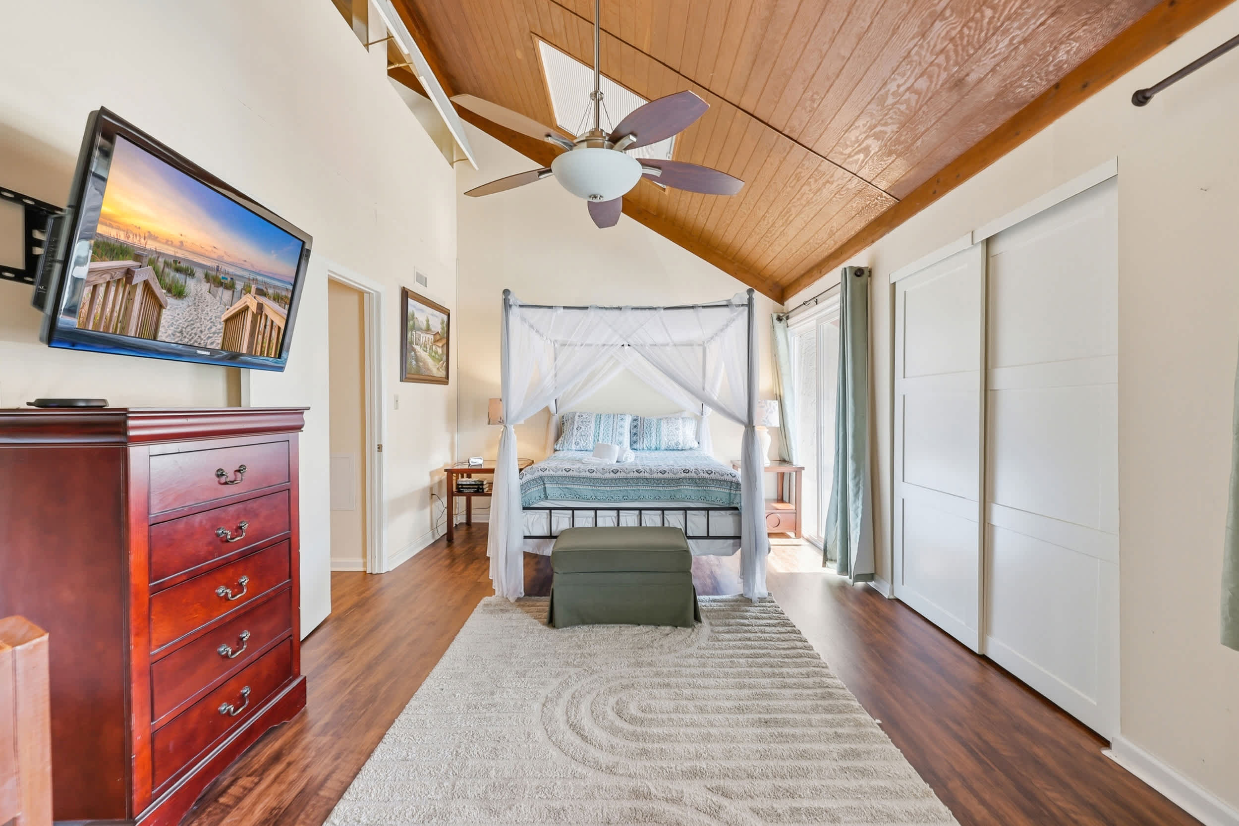 Maggie's Midtown Pet Friendly Condo Walk to Beach