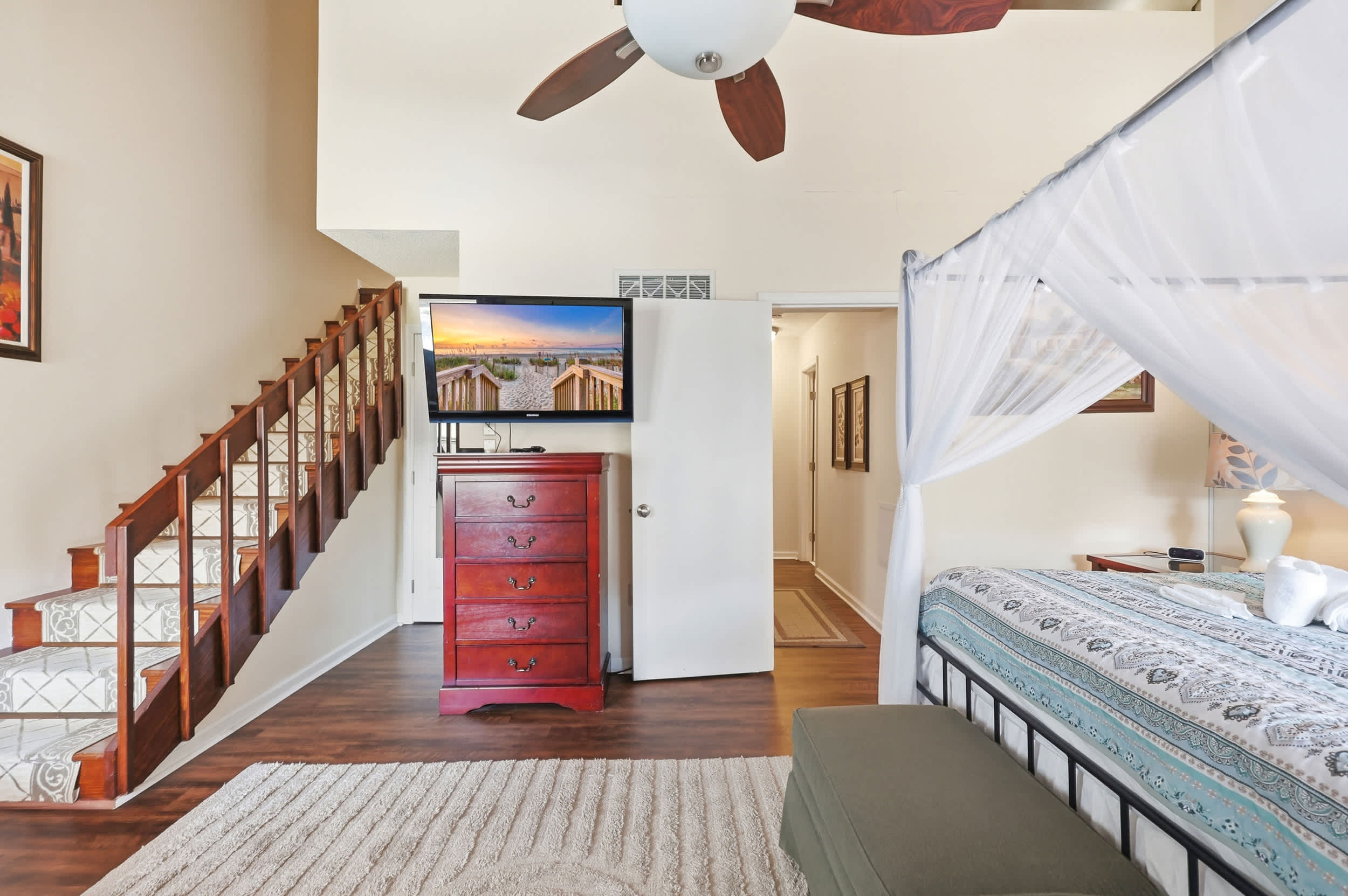 Maggie's Midtown Pet Friendly Condo Walk to Beach