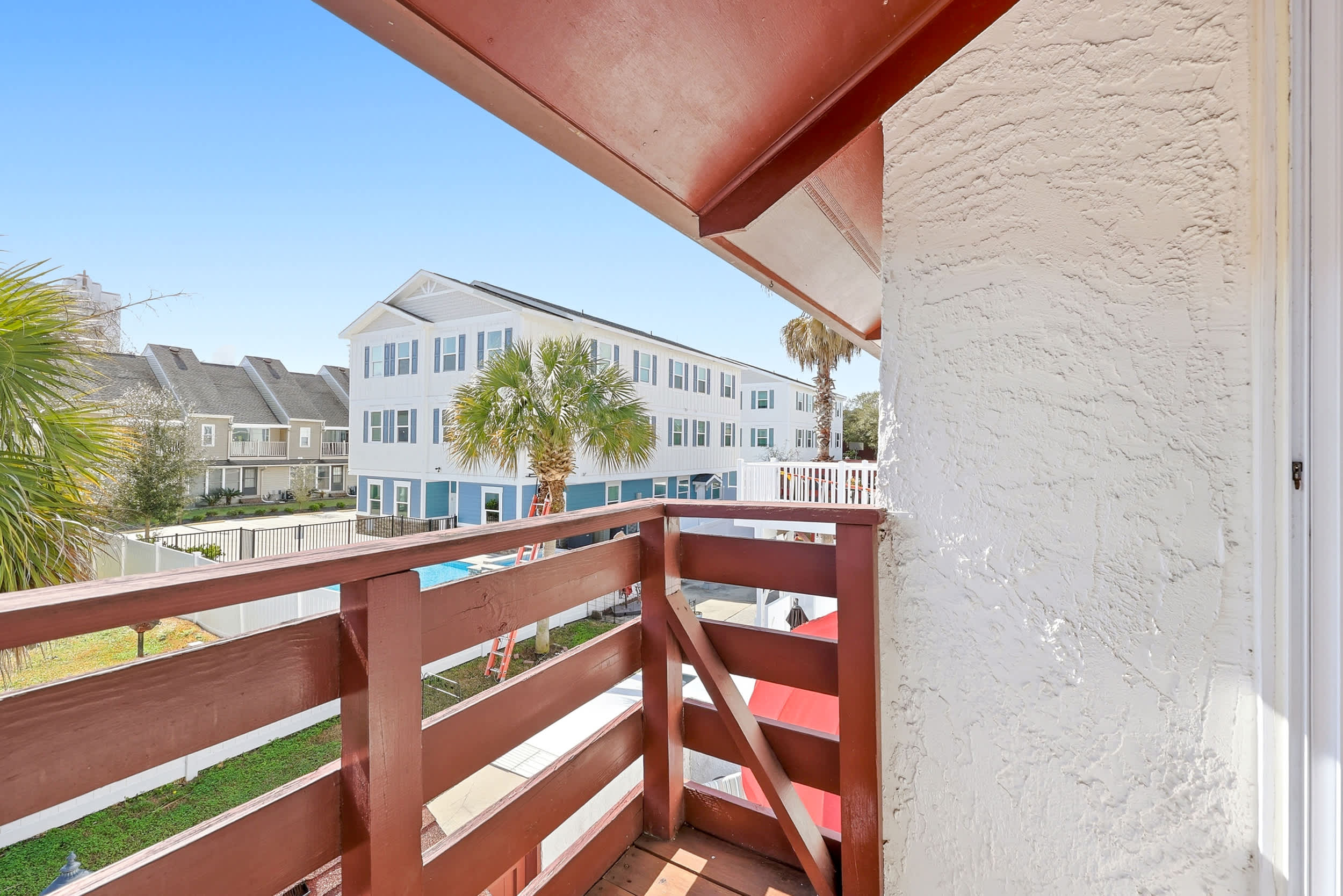 Maggie's Midtown Pet Friendly Condo Walk to Beach